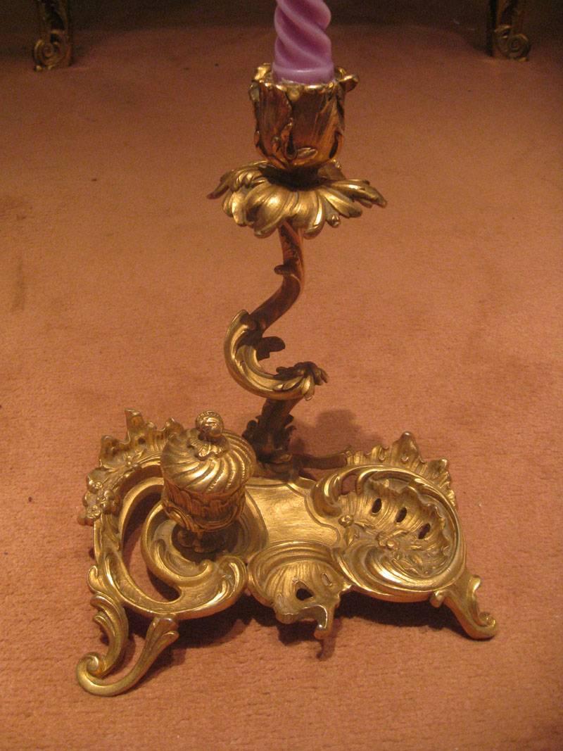Gilt bronze single candelabra.
Covered top inkwell at the base.
Louis XV style,
19th century.

Measures: 8