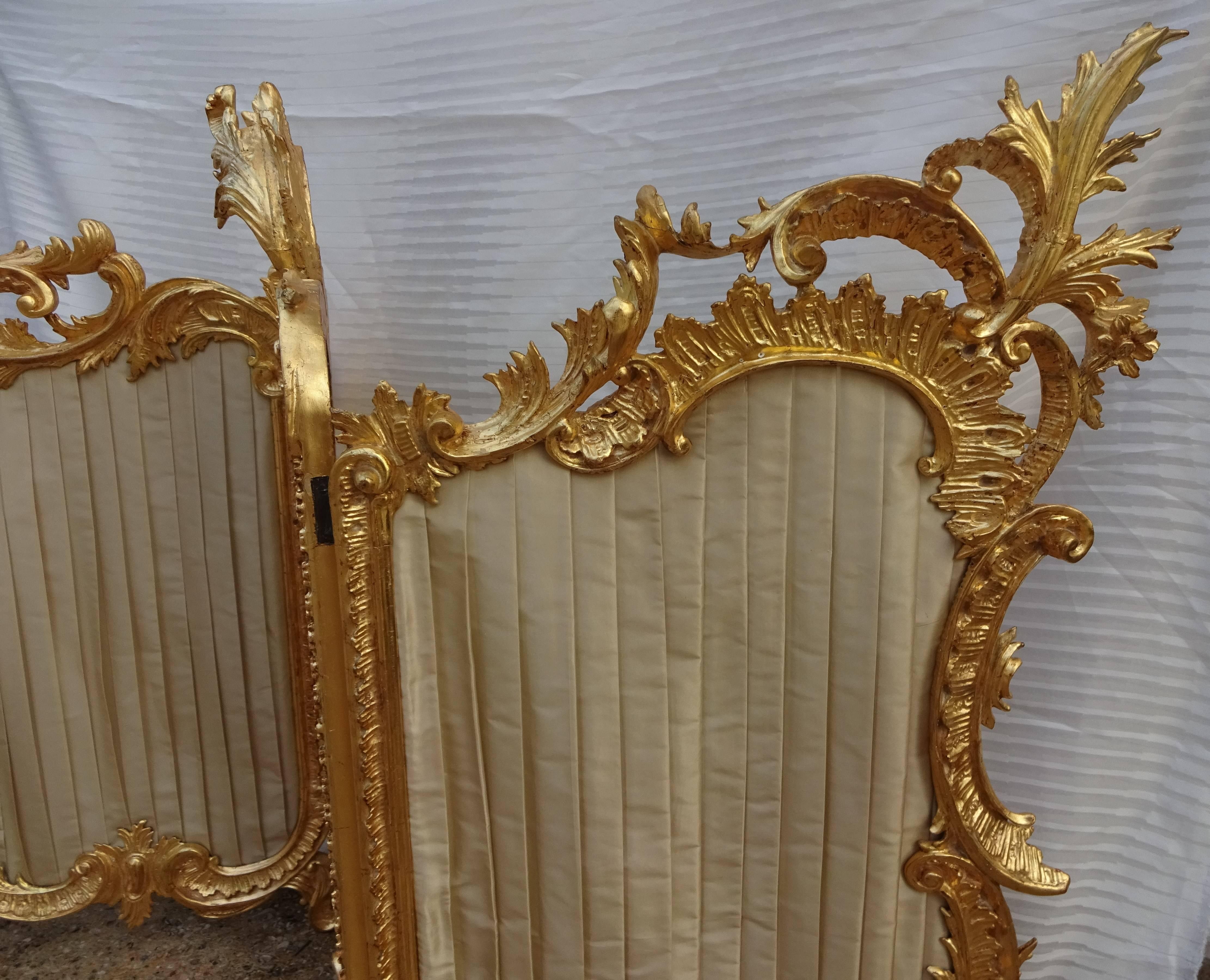 Rare fire screen, Louis XV, Rocaille period.
Three panels, with pleated silk upholstered front and back,
18th century, gilt carved wood.
Front and back gilt.
Great excellent condition, with minor wears consistent with age.
         
