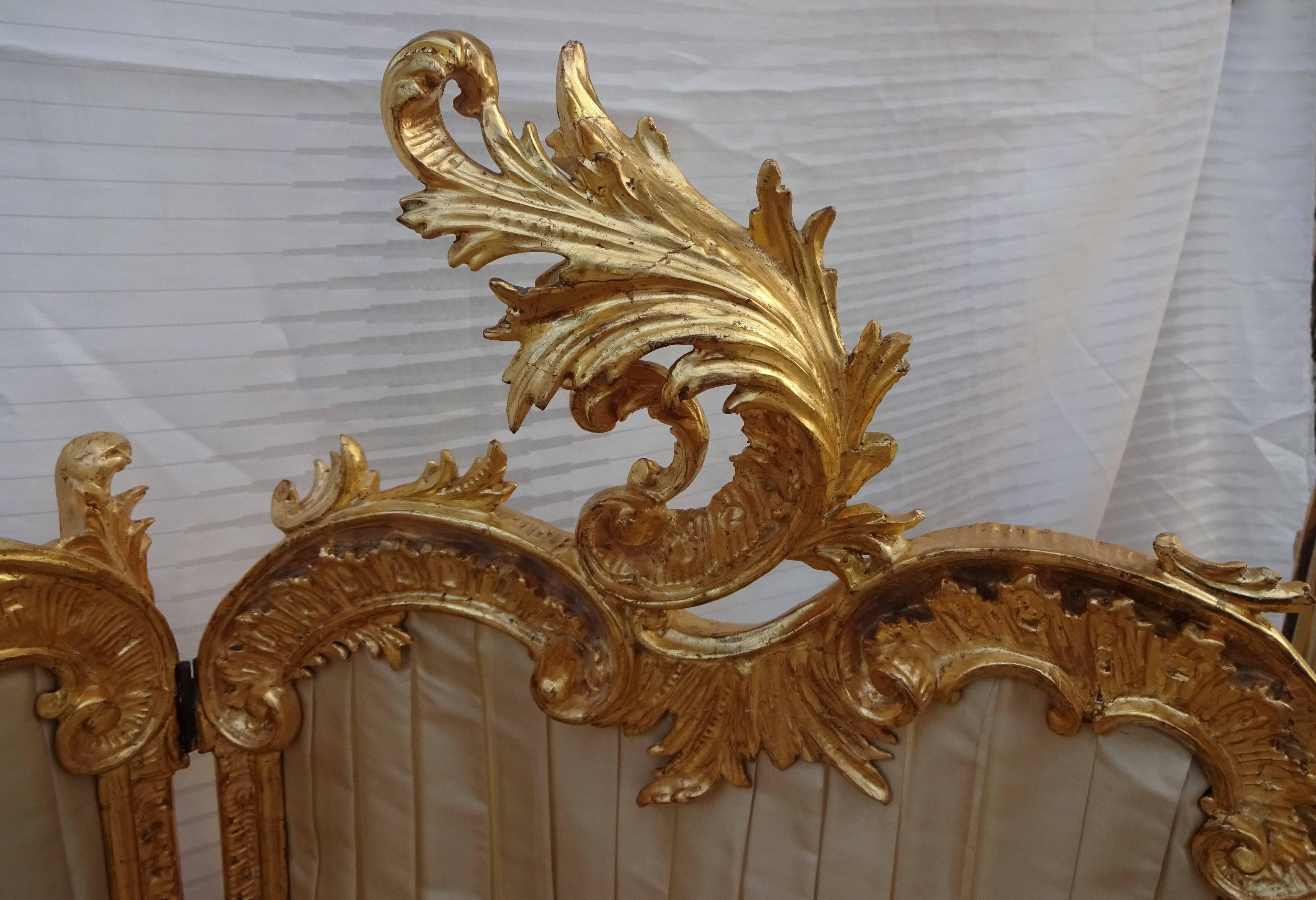 Fire Screen, Louis XV, Rocaille, Gilt Carved Wood In Excellent Condition For Sale In Palm Beach, FL
