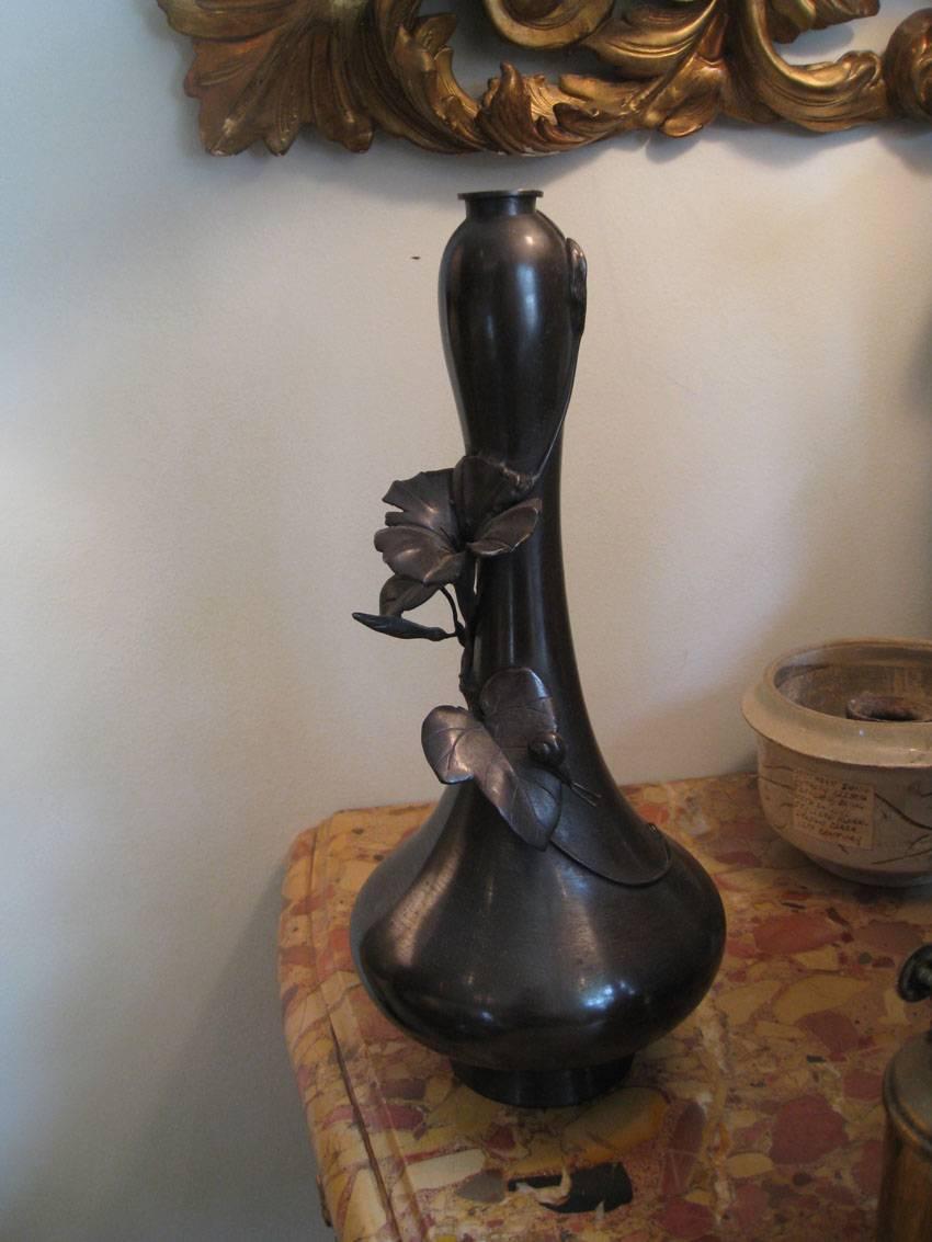 Rare Japanese bronze vase.
Sinuous flower and snail around neck.
Exquisite rich patina.
Long slender neck,
19th century.
Can be used in Art Deco style interior.

Measures: 12