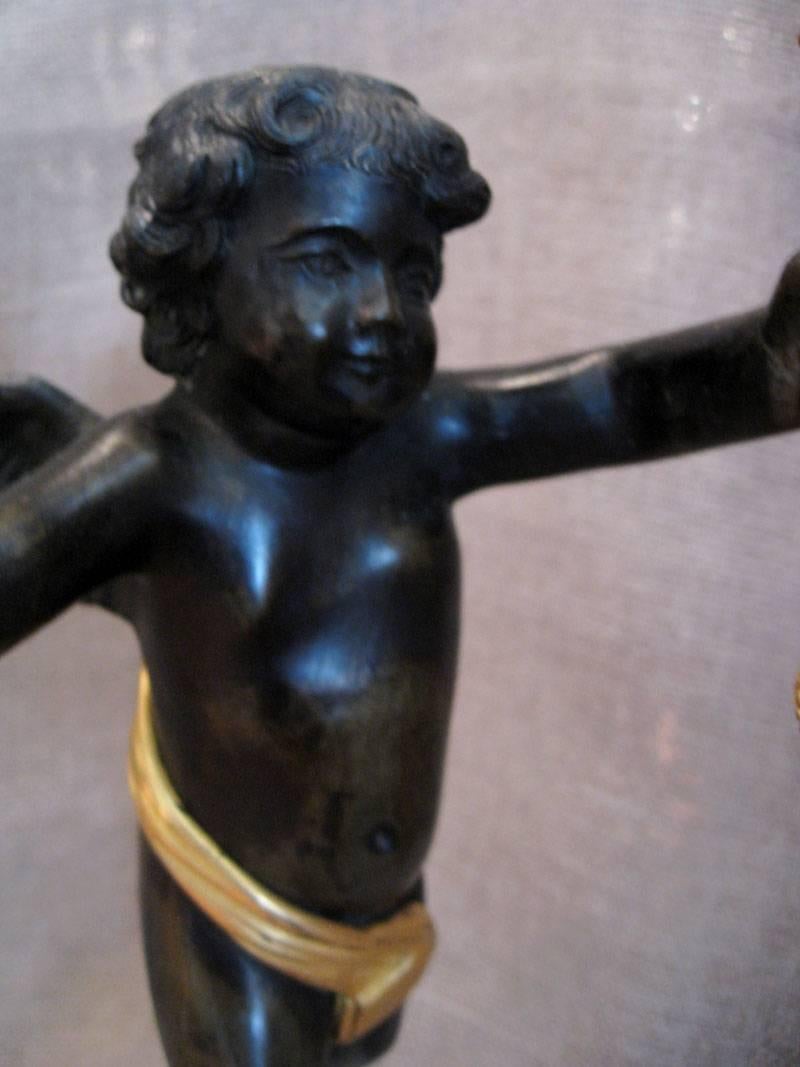 Cherub-Kandelaber aus Bronze, Französisch im Angebot 1