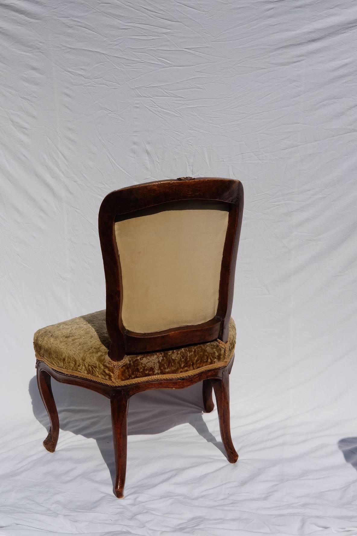One single chauffeuse, 18th century, upholstered in a strié yellow gold velvet. Good condition.
