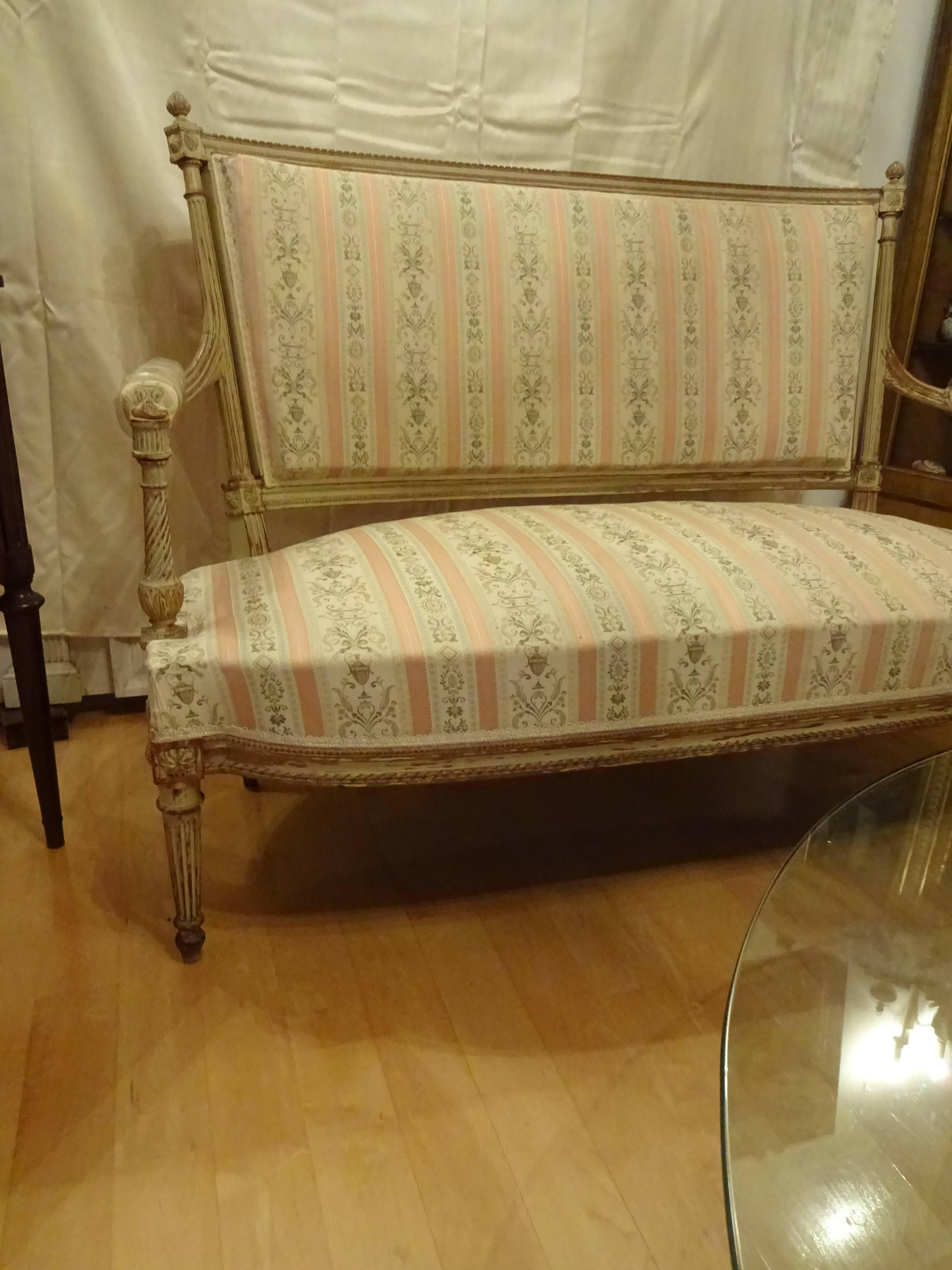 French settee,
early 19th century.
Beautifully upholstered with pink satin broché.
Original painted finish.