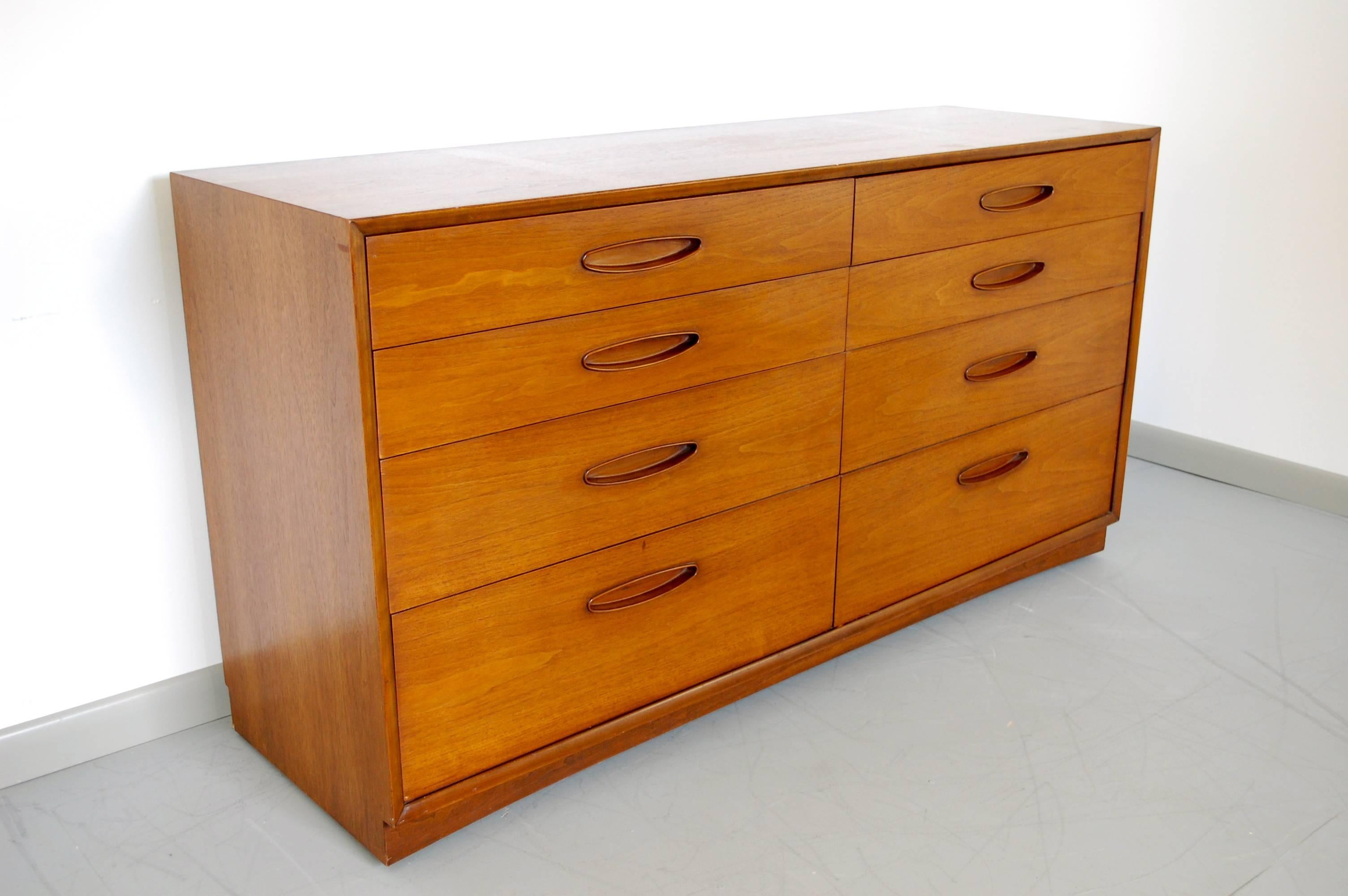 Fantastic Mid-Century Modern eight-drawer walnut dresser by Henredon for their, circa 1960 line. Danish modern influence, beautiful wood grain, clean lines, recessed wood pulls and concealed casters underneath.