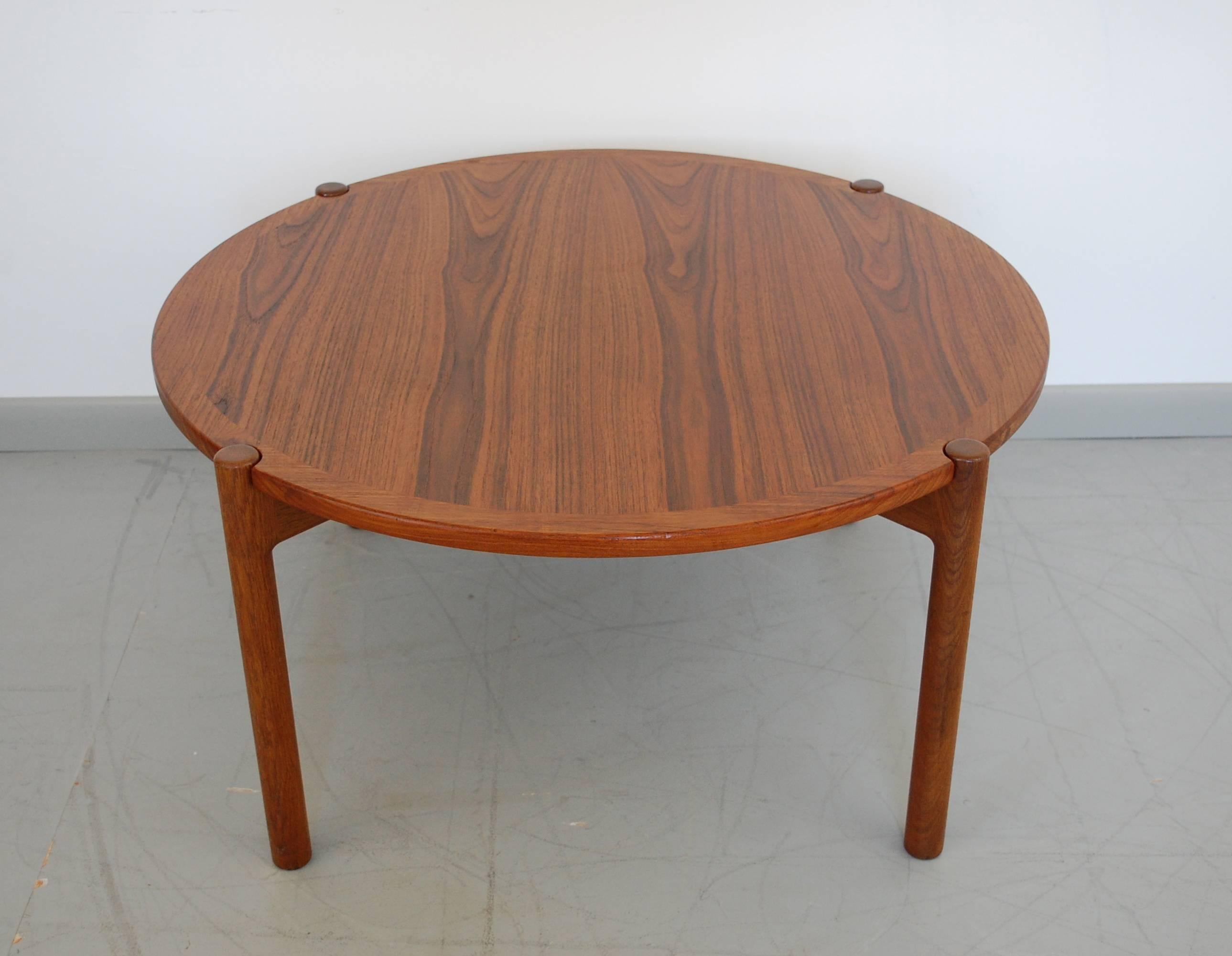 Early reversible top coffee table by Hans Wegner for Johannes Hansen. Flip-top with solid teak side and black laminate inlay side, resting on solid oak base. Teak and oak both newly restored. Stamped Johannes Hansen.