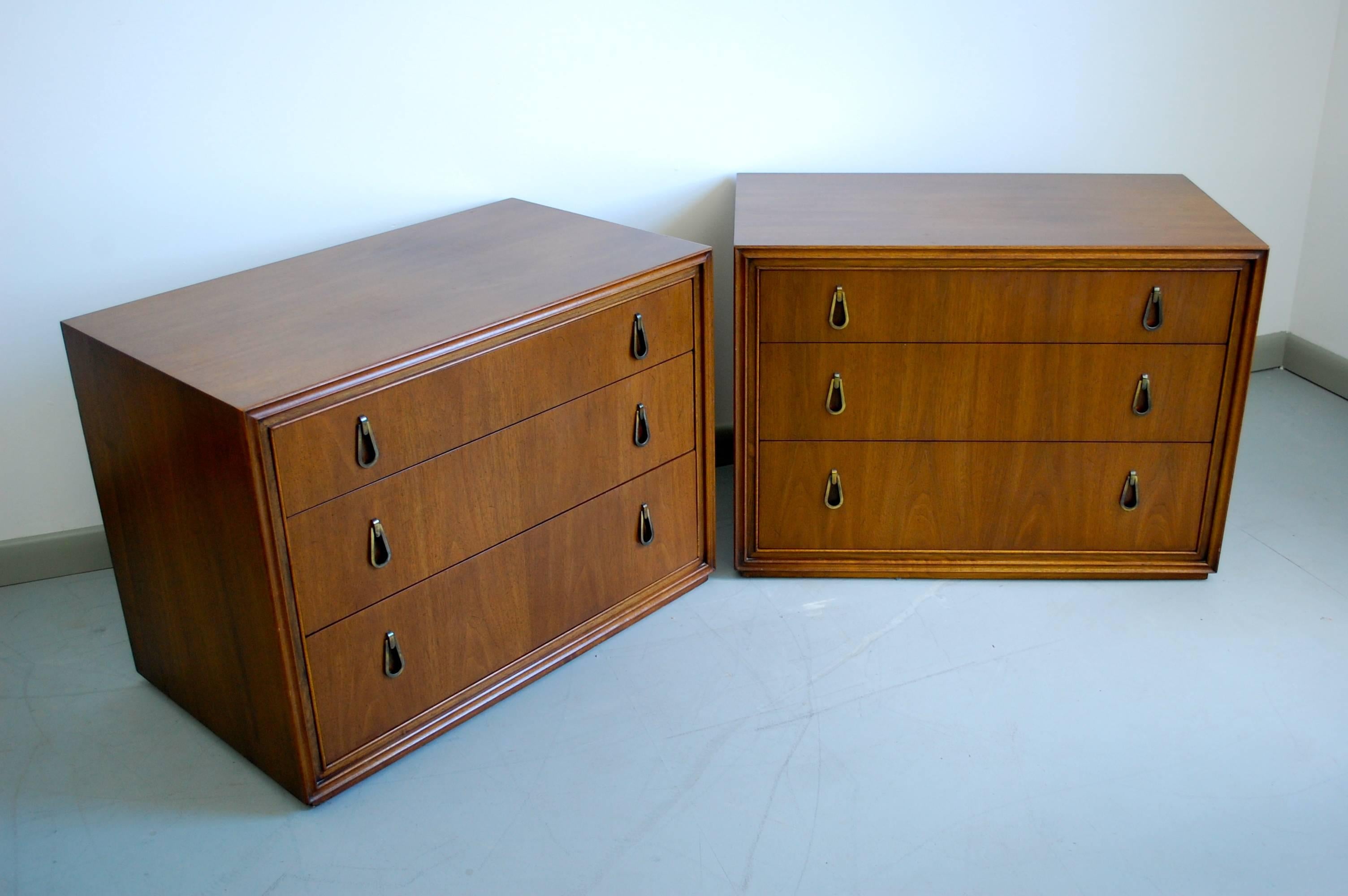 Pair of John Stuart for Mount Airy Furniture Walnut Nightstands In Good Condition In Southampton, NJ