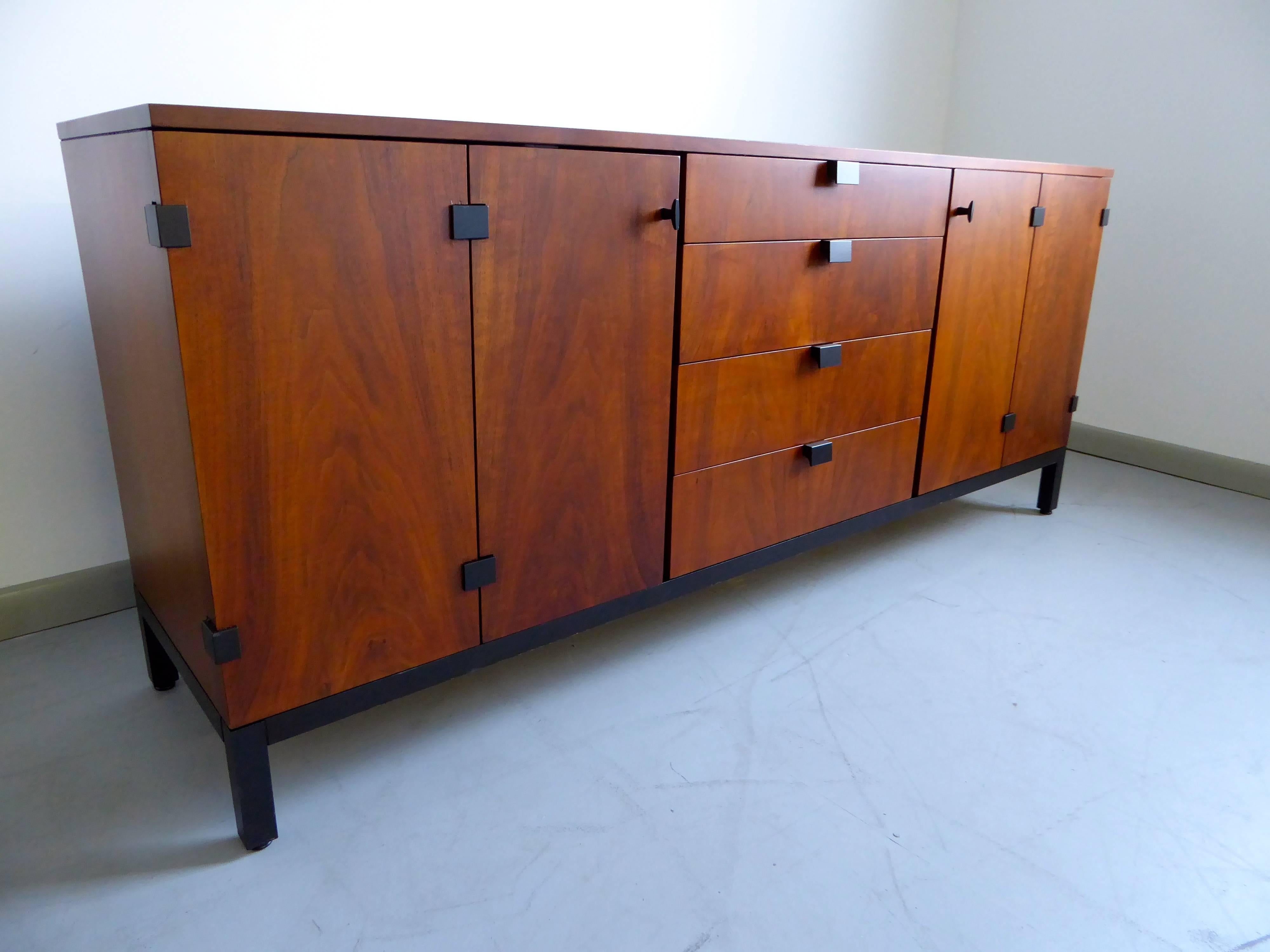 Rare and incredible walnut buffet or credenza by Milo Baughman for Directional, 1960s. Features four center drawers and two cabinets with bi-fold doors. Ebonized wood drawer pulls and metal joinery. Newly refinished. 

