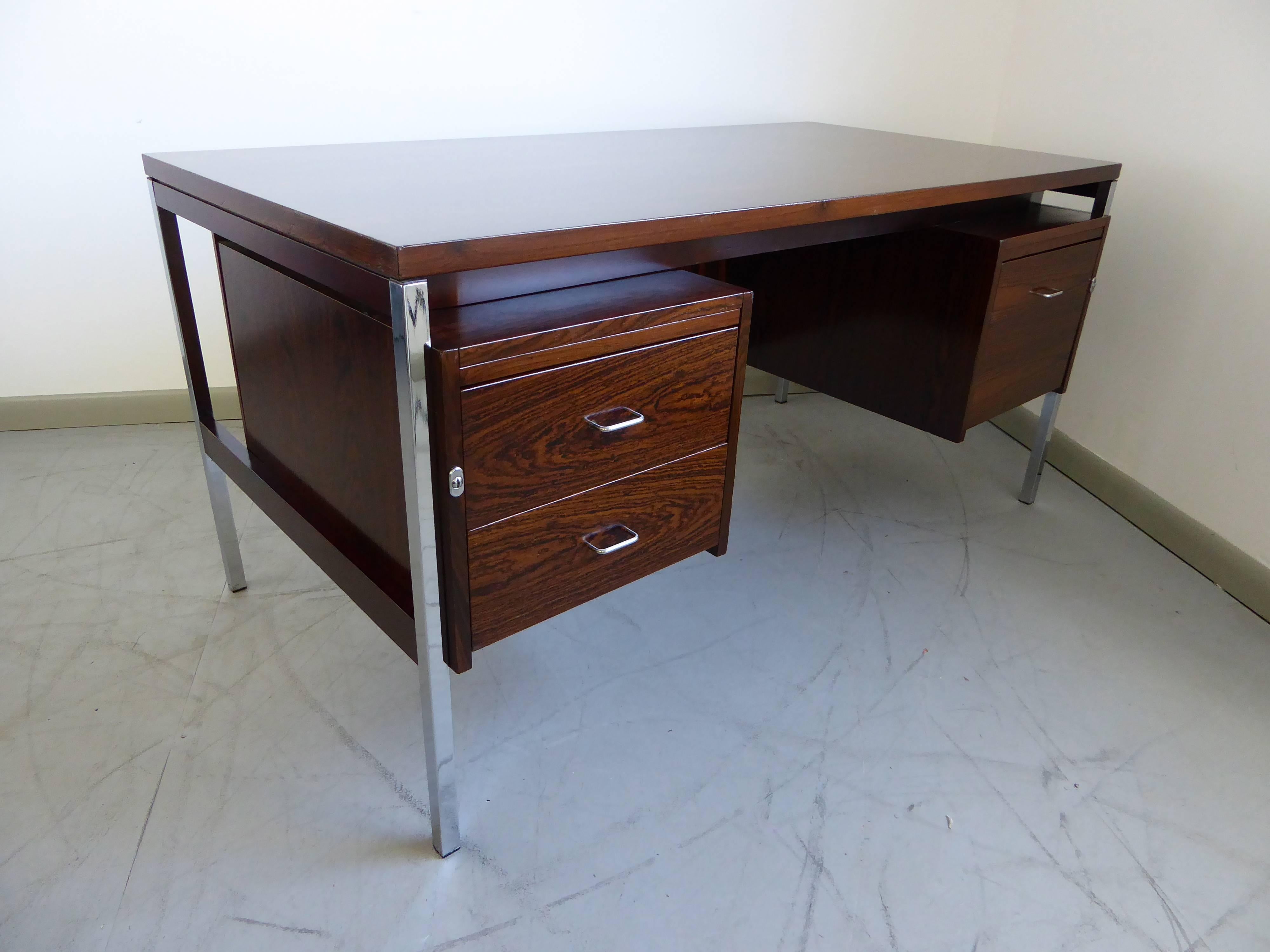 Rare Brazilian Rosewood and Steel Desk by Moveis Cimo, 1960s In Excellent Condition In Southampton, NJ