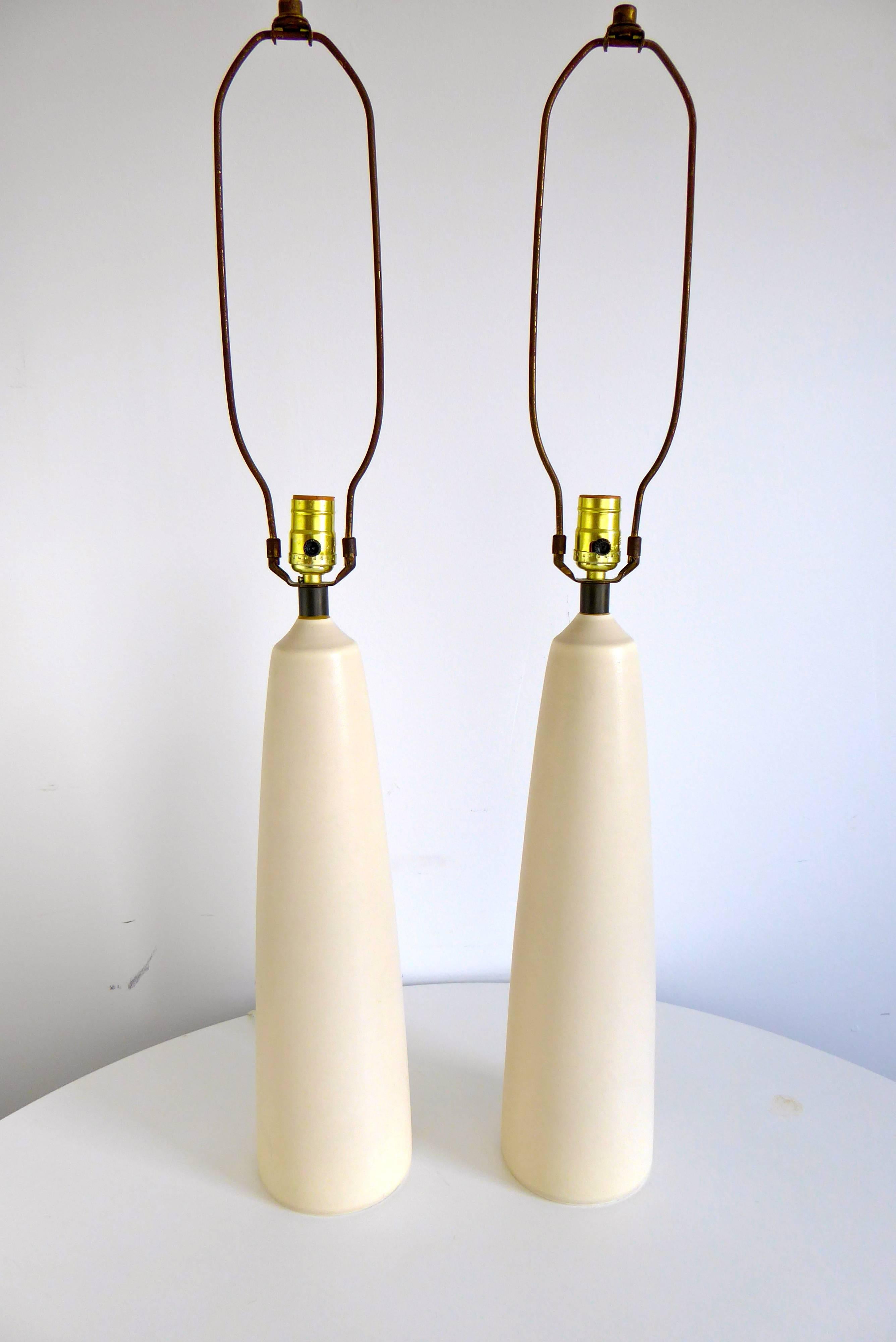 Mid-Century Modern Pair of Ceramic Lotte Lamps In Excellent Condition In Southampton, NJ