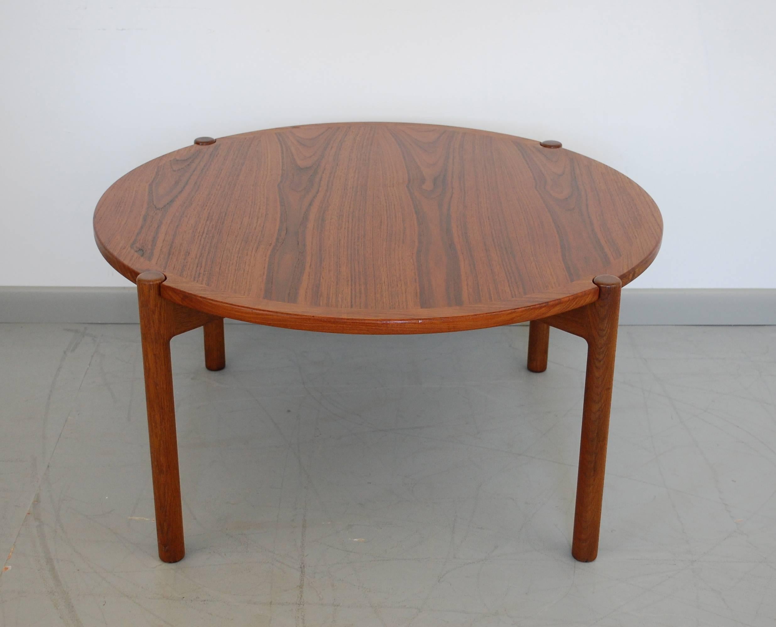 Early reversible top coffee table by Hans Wegner for Johannes Hansen. Flip-top with solid teak side and black laminate inlay side, resting on solid oak base. Teak and oak both newly restored. Stamped Johannes Hansen.