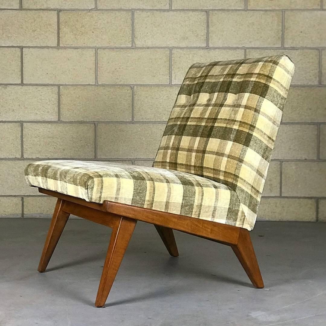 Beautiful minimalist and early slipper lounge chair designed by Jens Risom for Knoll. Given that Jens Risom left Knoll in the late 1940s I'd date this chair to that time. The upholstery is not brand new but very soft and a nice neutral plaid. The