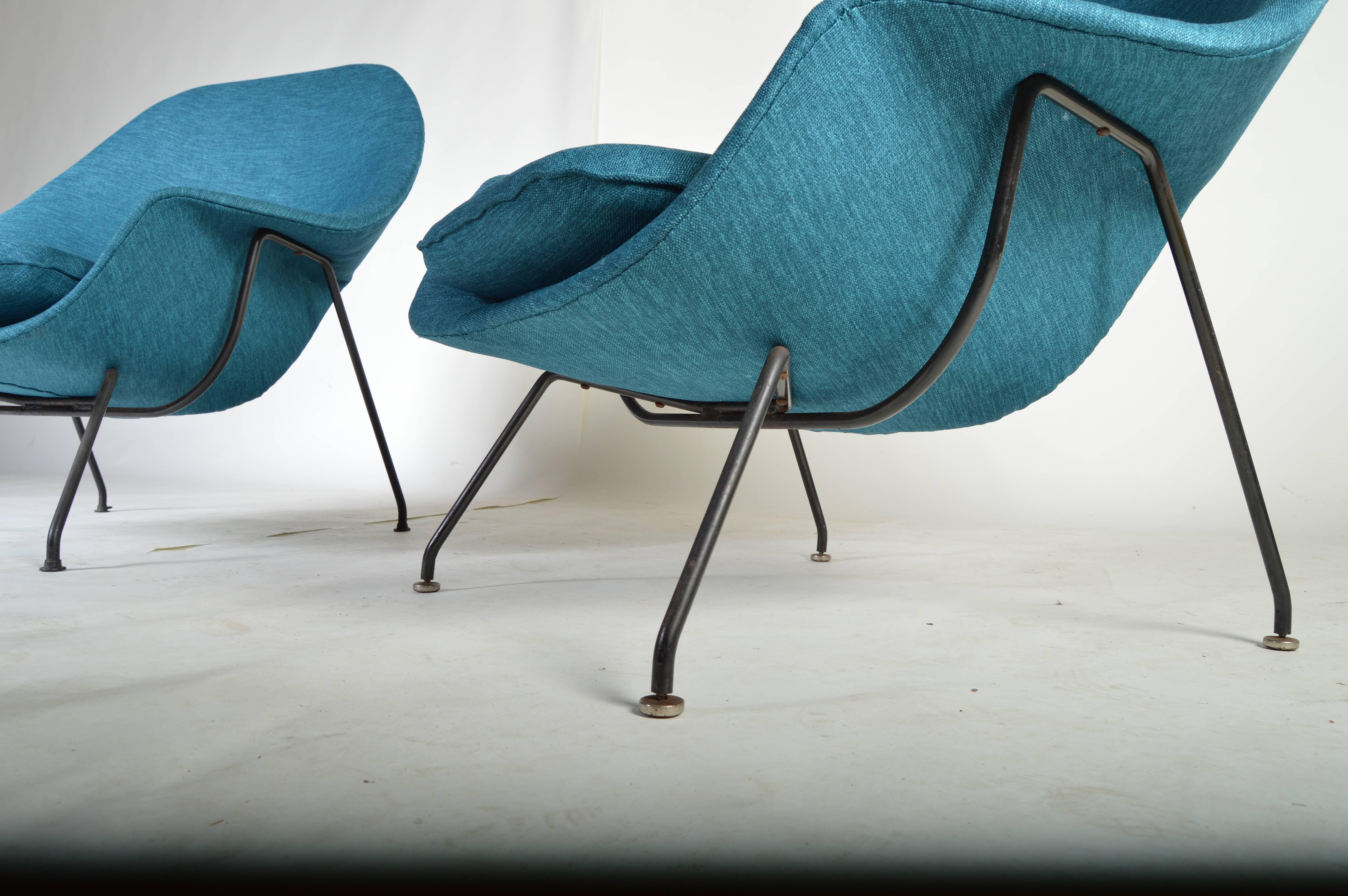 An early pair of original Eero Saarinen Womb chairs with single ottoman reupholstered in striking aqua blue tweed. New foam and new fabric. Cushions are overstuffed for the buyers pleasure of breaking them in. 

Ottoman dimensions: 15