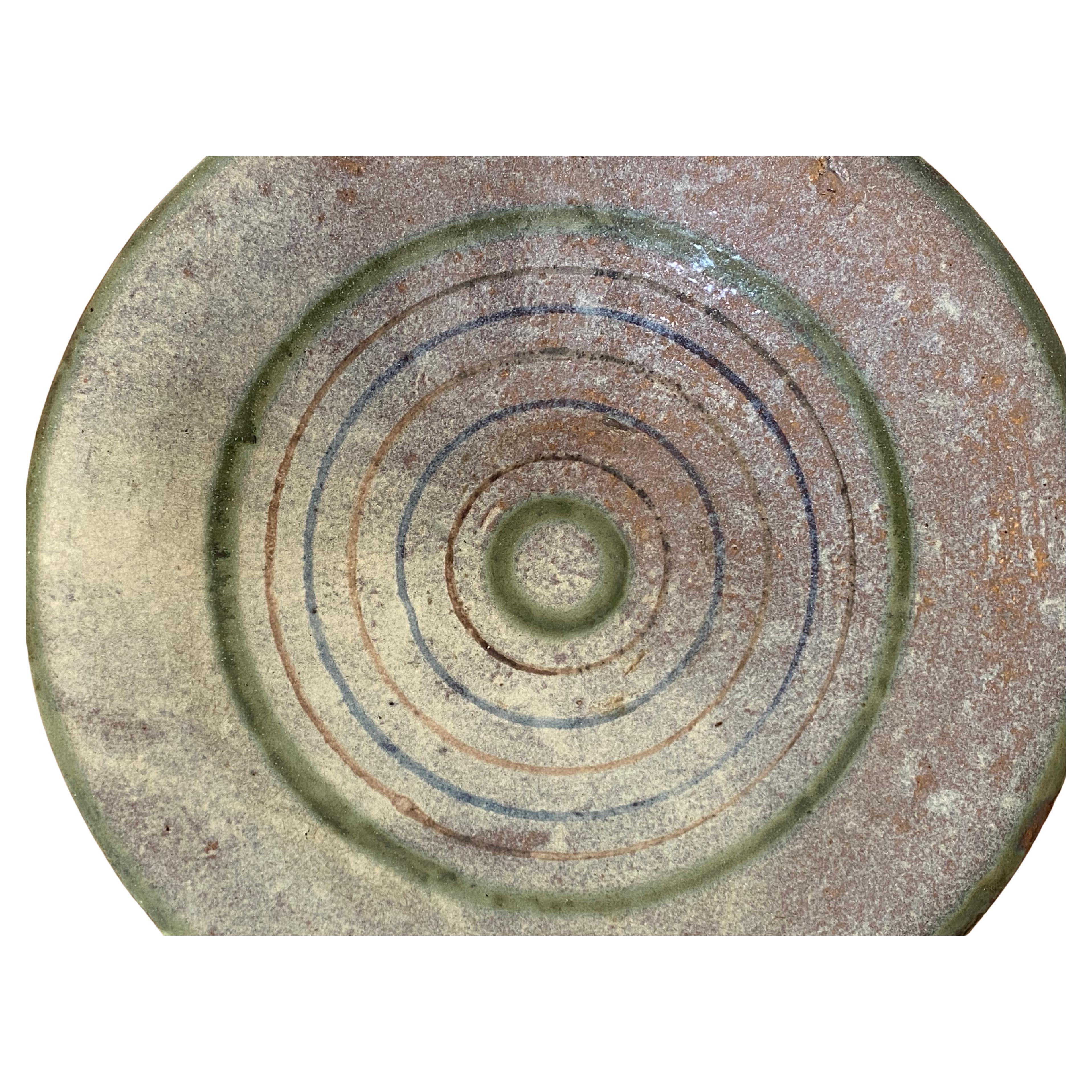 Un'esclusiva ciotola in ceramica del 1940, realizzata a mano e smaltata da Lee Rosen per Design/One. Questa ciotola è firmata a mano 
