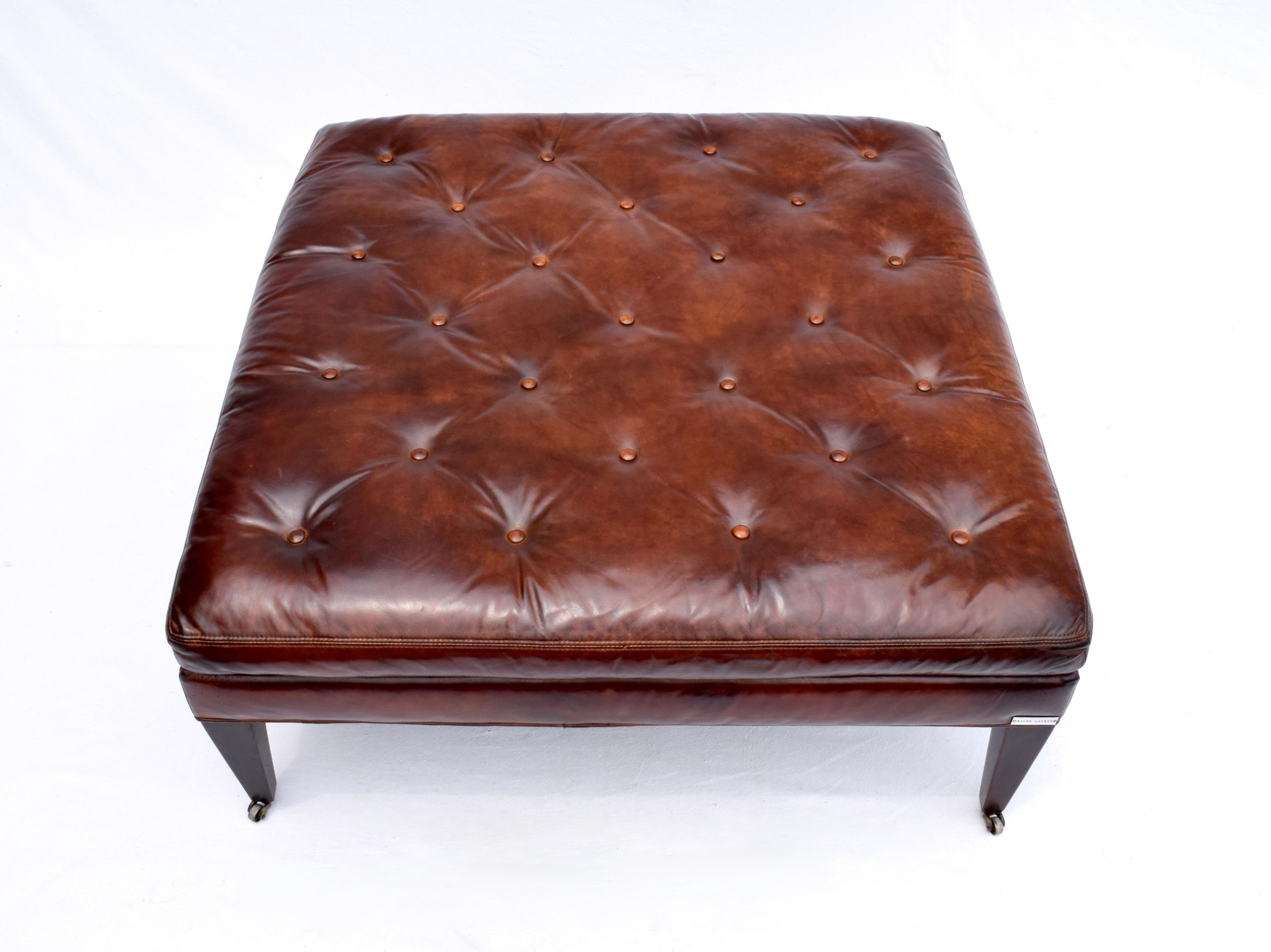Pouf da cocktail in pelle Ralph Lauren degli anni '90 con ciuffi incanalati e gambe affusolate in legno con rotelle in ottone massiccio. Eleganza e semplicità con i classici dettagli Stitch by Stitch e dimensioni generose.  I tavoli di Can sono