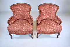 Geschnitzte Bergère-Stühle aus Walnussholz, Stil Louis XV, gepolstert, USA