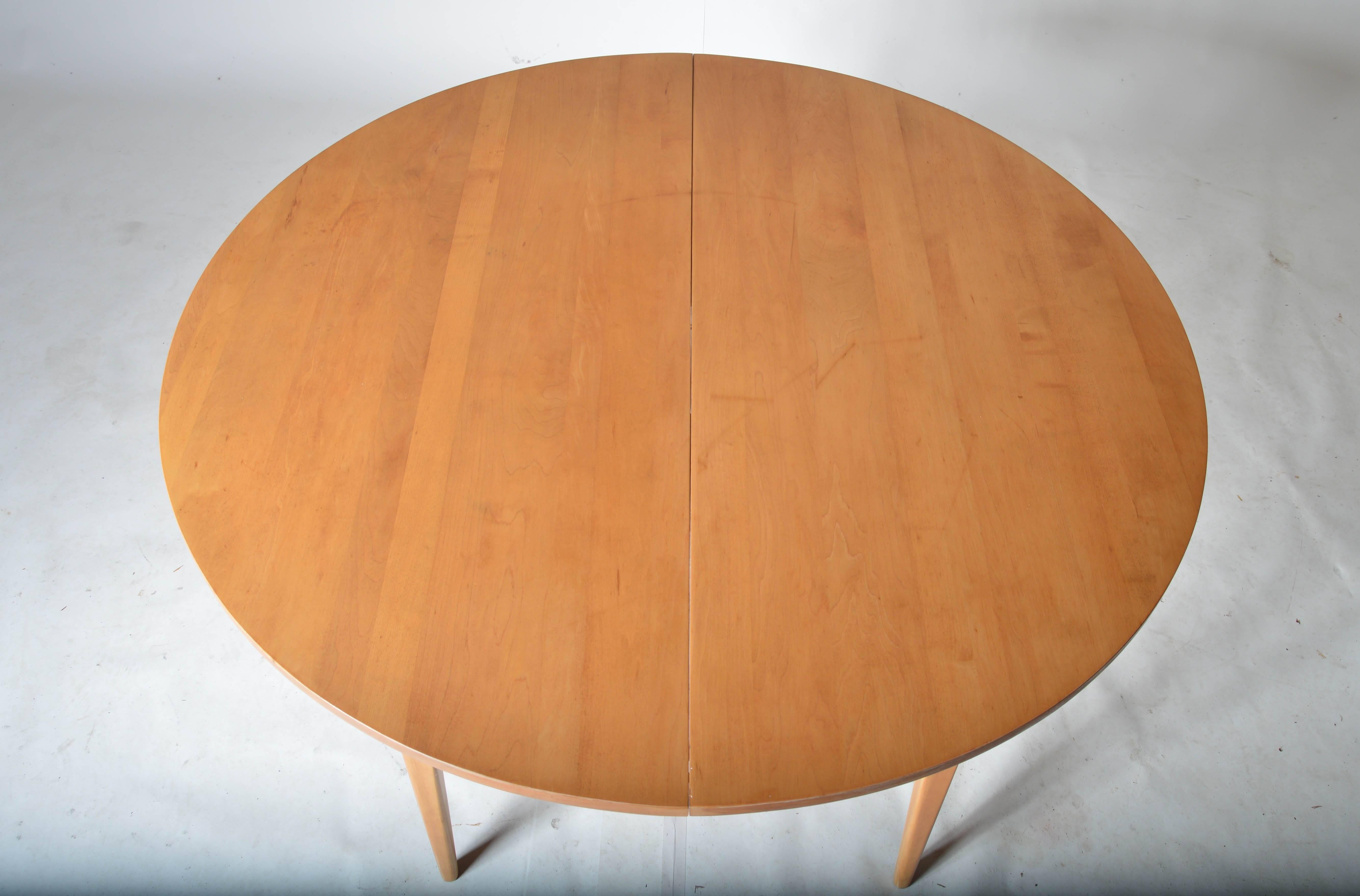 A beautiful Mid-Century dining table designed by Paul McCobb for the Planner Group having solid maple construction. 

Table width with leaves: 56.5.