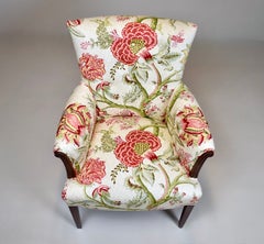Fauteuil d'appoint de style Régence en acajou sculpté, revêtement à motifs floraux, États-Unis, 1940