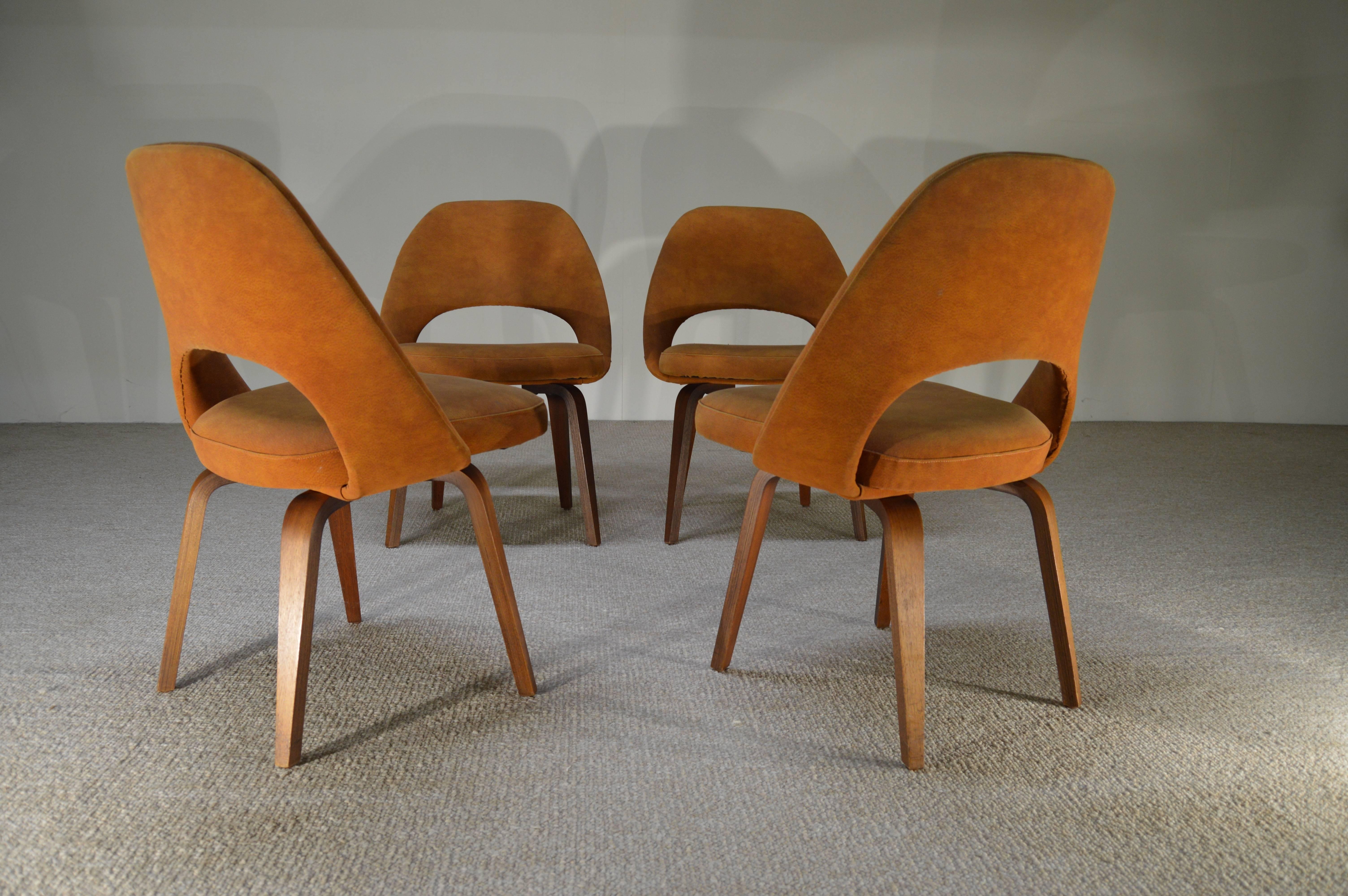 A set of four early Eero Saarinen side chairs having leather upholstery and bentwood legs. Produced by Knoll.
Original Knoll stickers are not present.