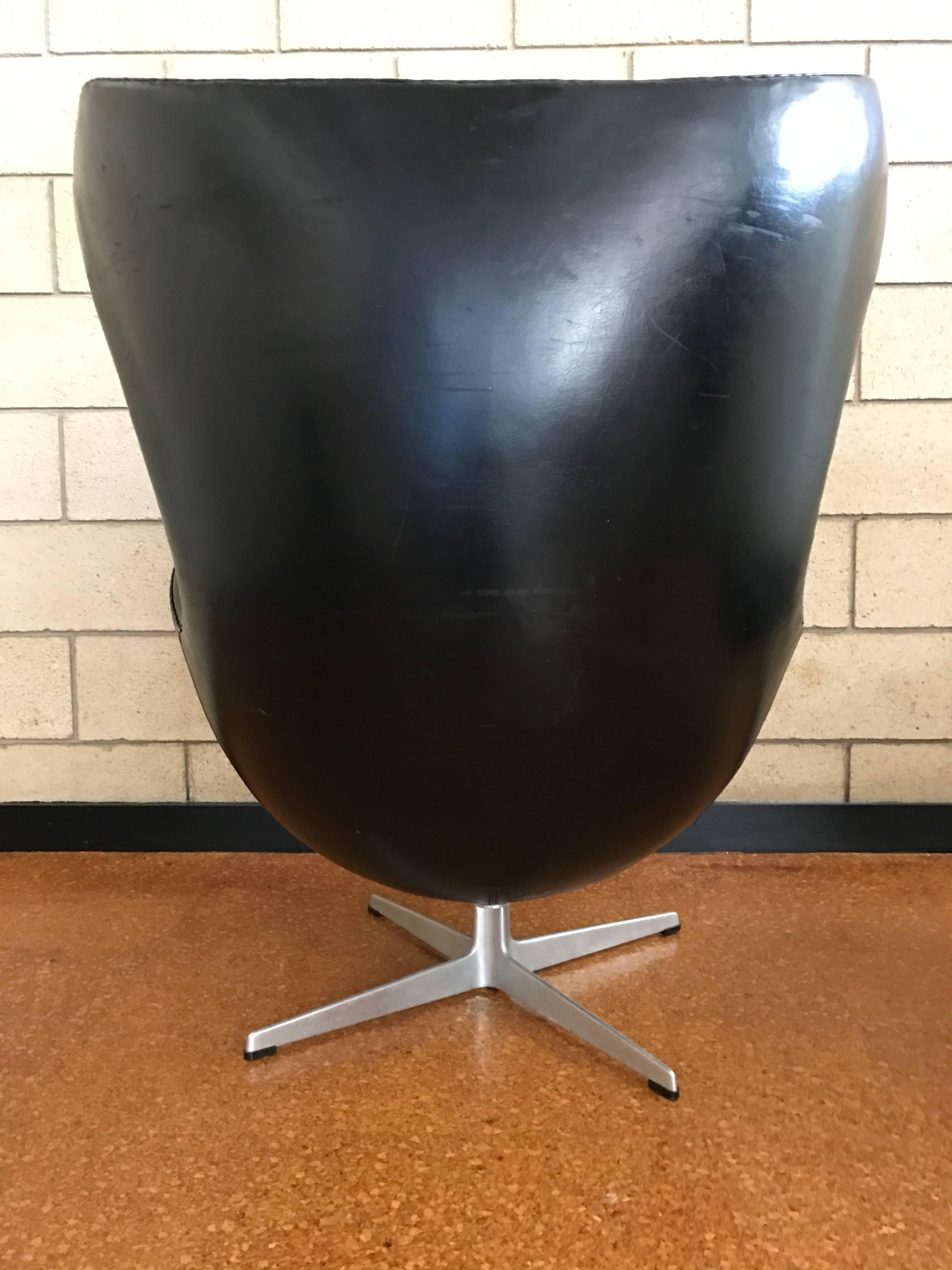 Aluminum Early Arne Jacobsen Egg Chair and Ottoman in Vinyl-Fritz Hansen