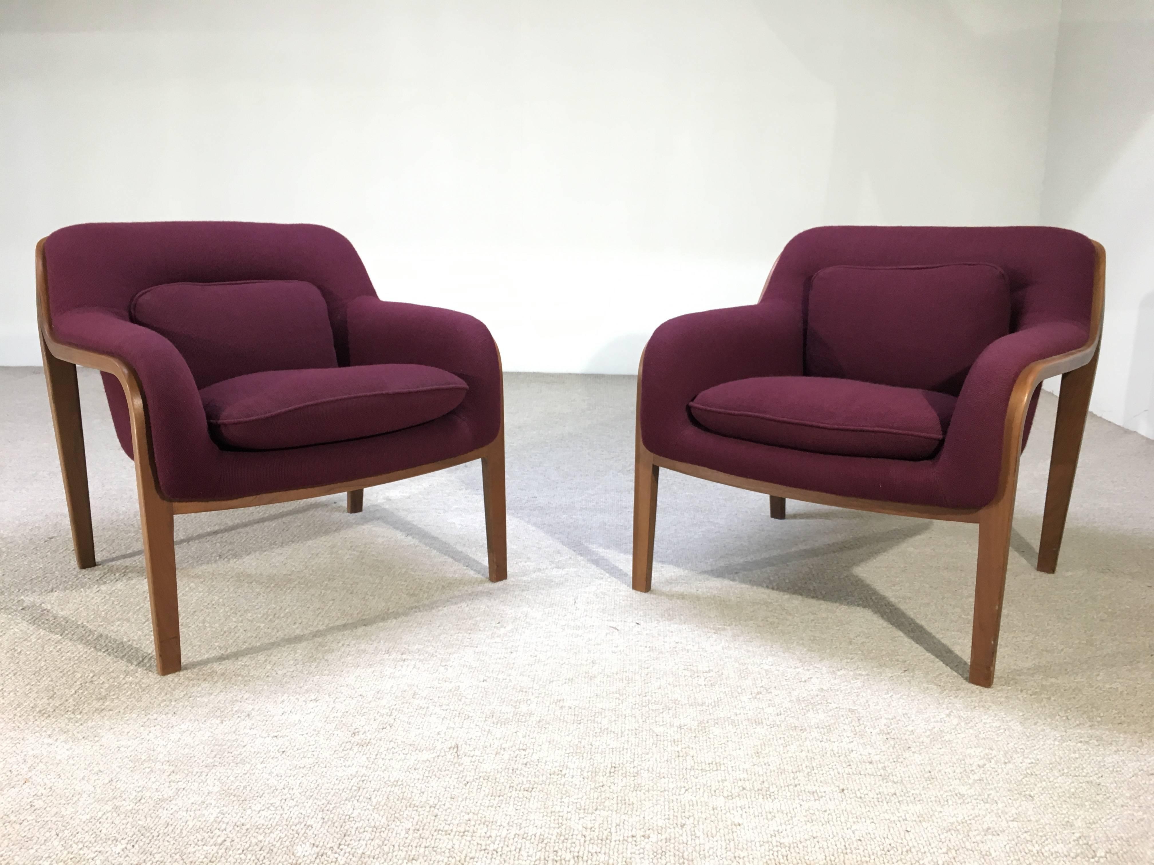 Very attractive bentwood design constructed in walnut and upholstered in a cotton/poly blend.
Comfortable design and very attractive.