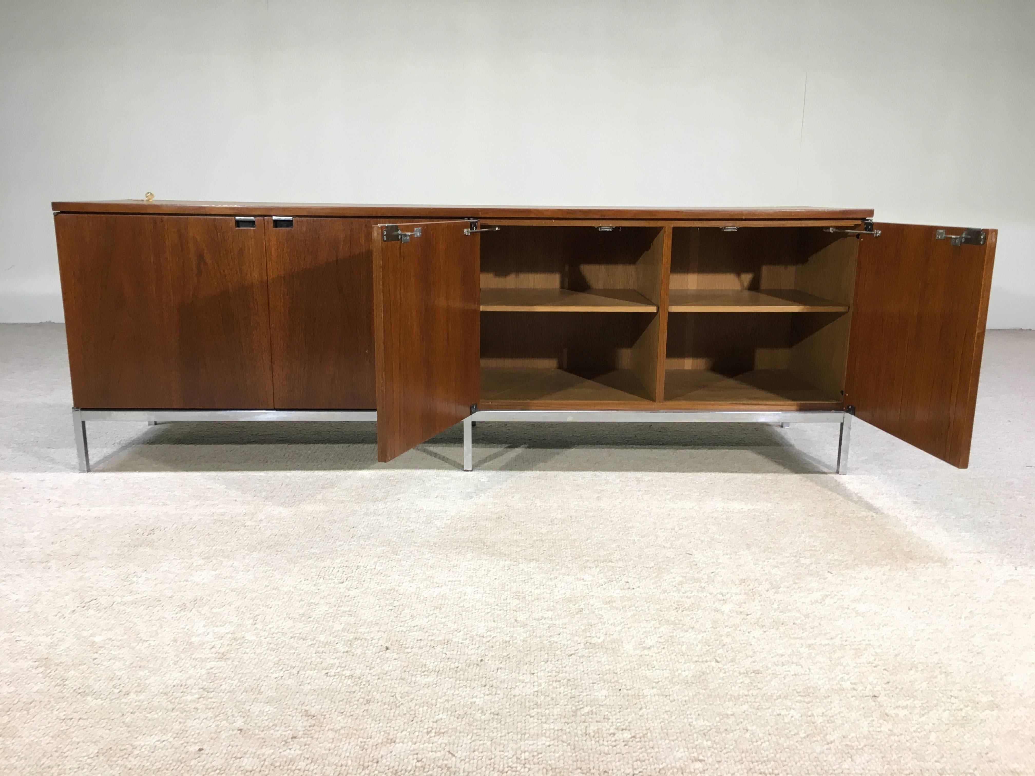 Florence Knoll for Knoll Walnut Credenza with Keys In Good Condition In Southampton, NJ