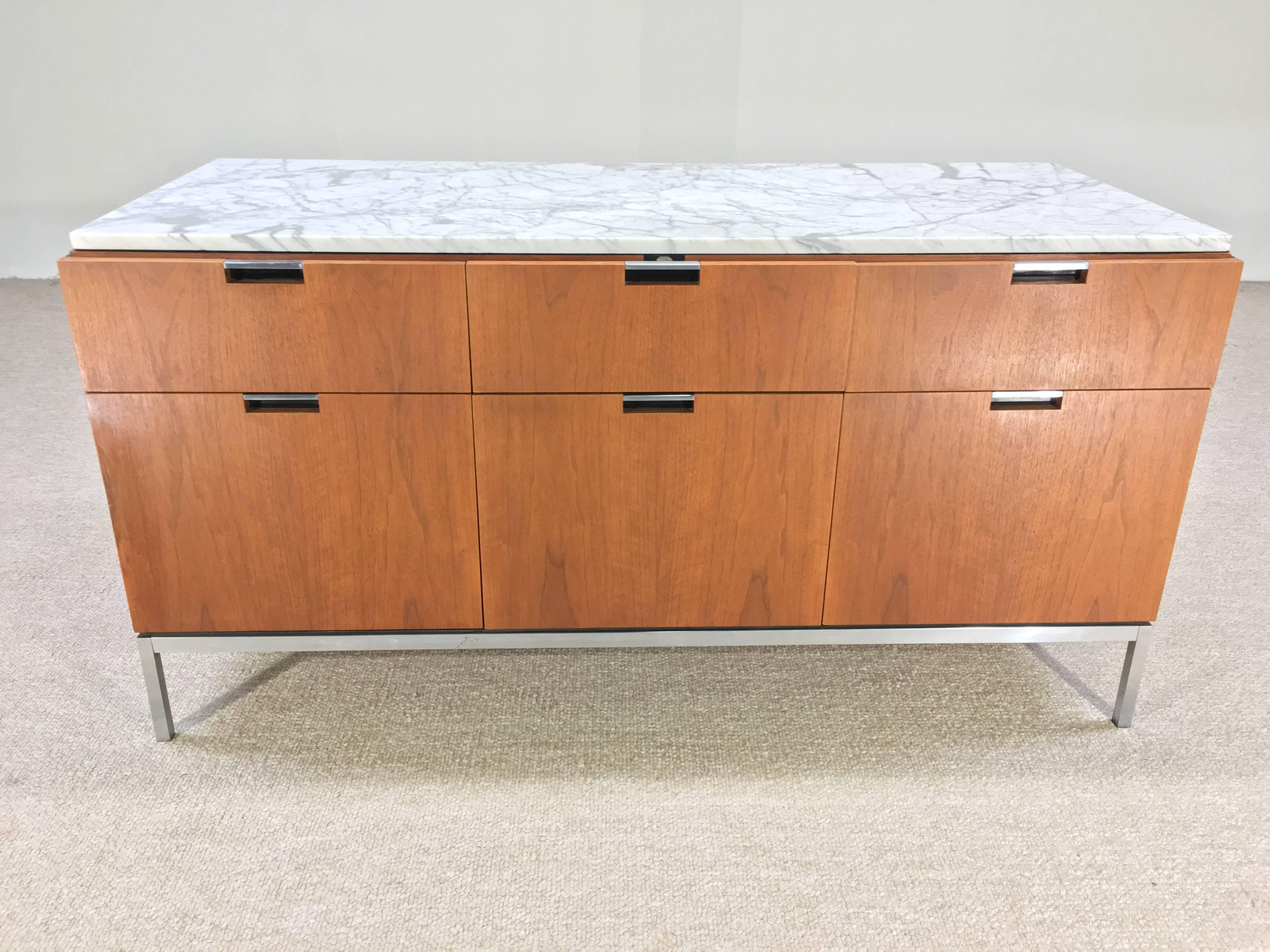 An elegant example of Florence Knoll design. This six-drawer chest features a Carrara marble top, teak case and ample storage.
We have three of these in teak if you need to make a set.