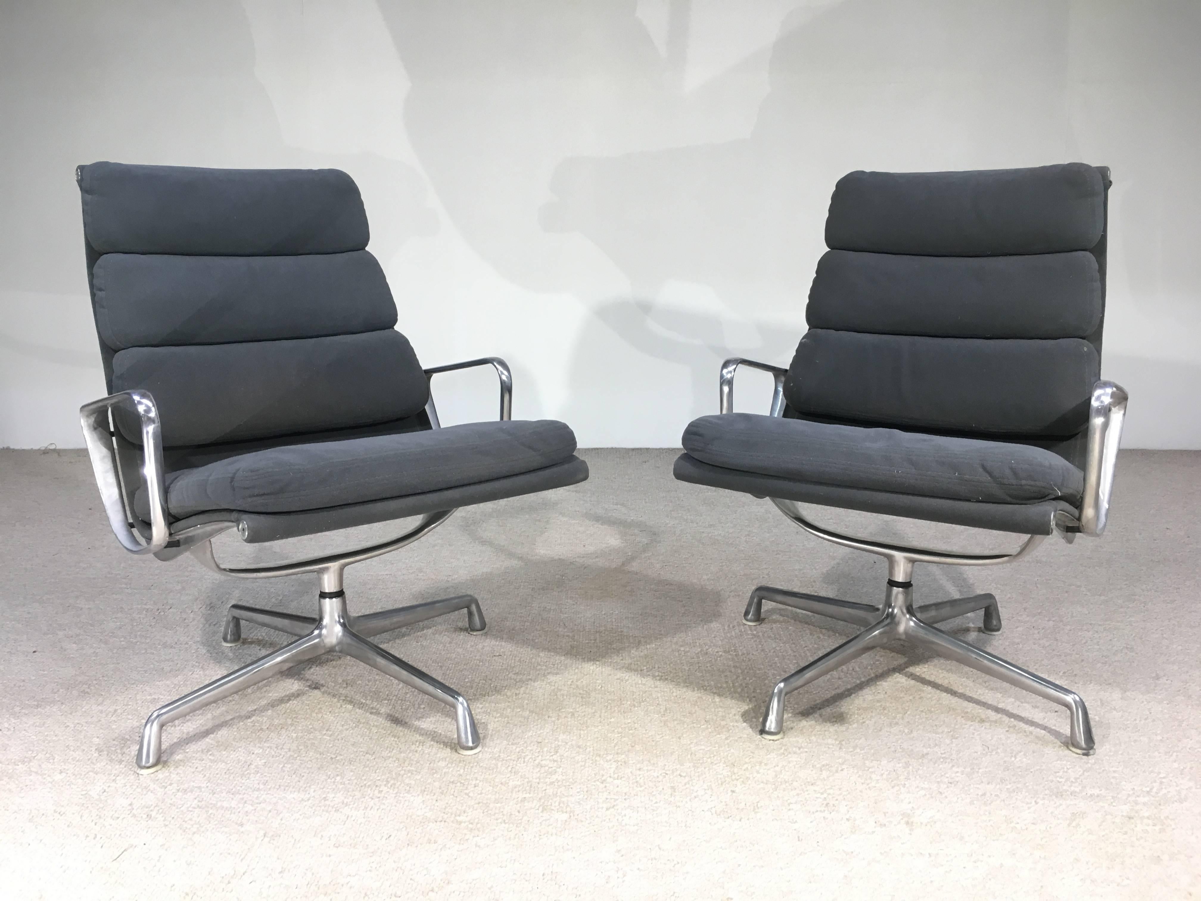 Soft pad aluminium group reclining and adjustable cloth arm chairs by Charles and Ray Eames for Herman Miller. Excellent swivel smoothness and silent reclining operation.
Some slight patina to the aluminium and soiling in areas to the original