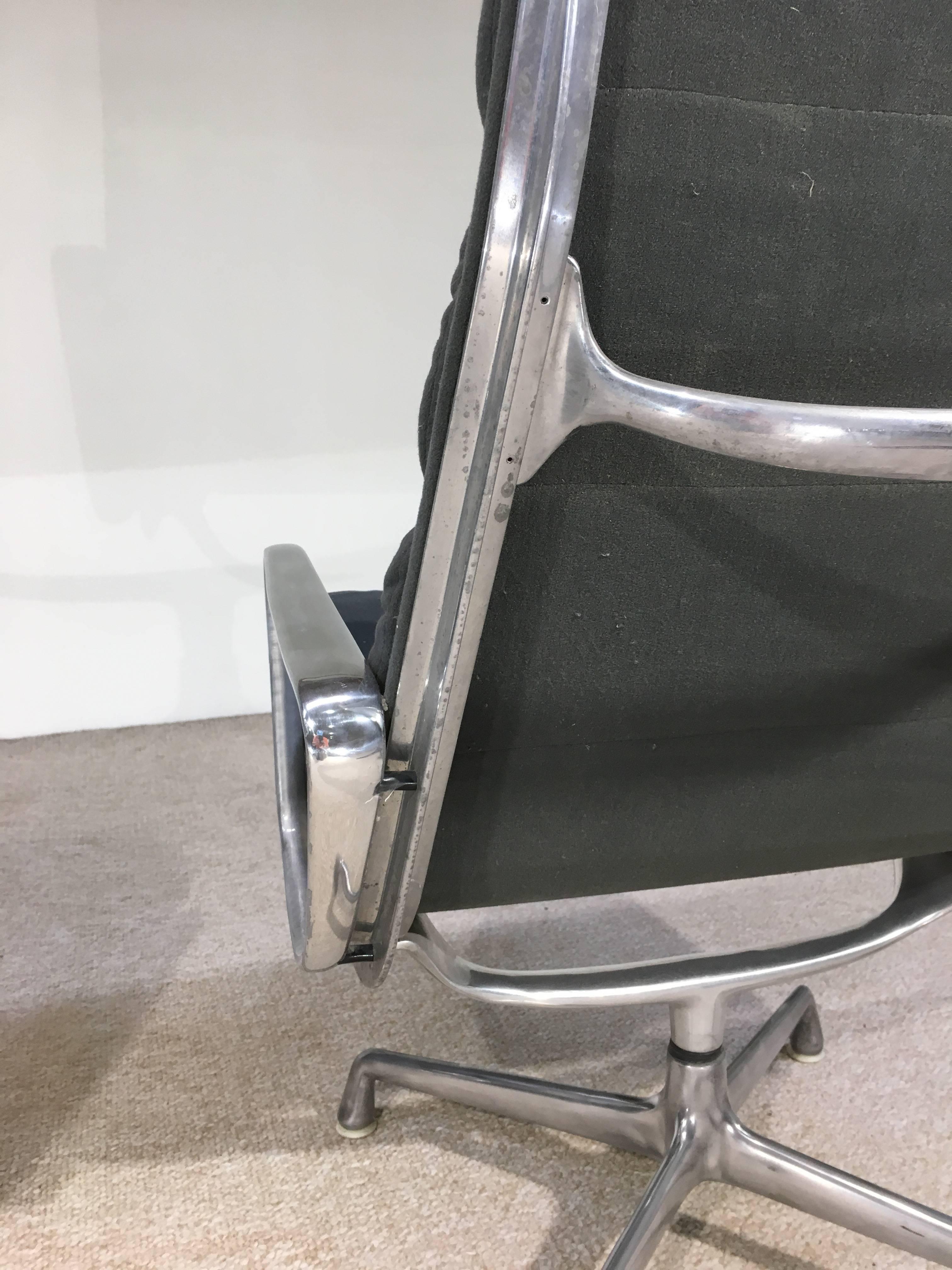 Two-Charles & Ray Eames Soft Pad Aluminium Group Lounge Chairs for Herman Miller In Good Condition In Southampton, NJ