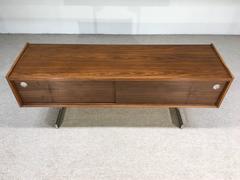 Credenza a sbalzo in stile Milo Baughman in noce e cromo di Opus Canada