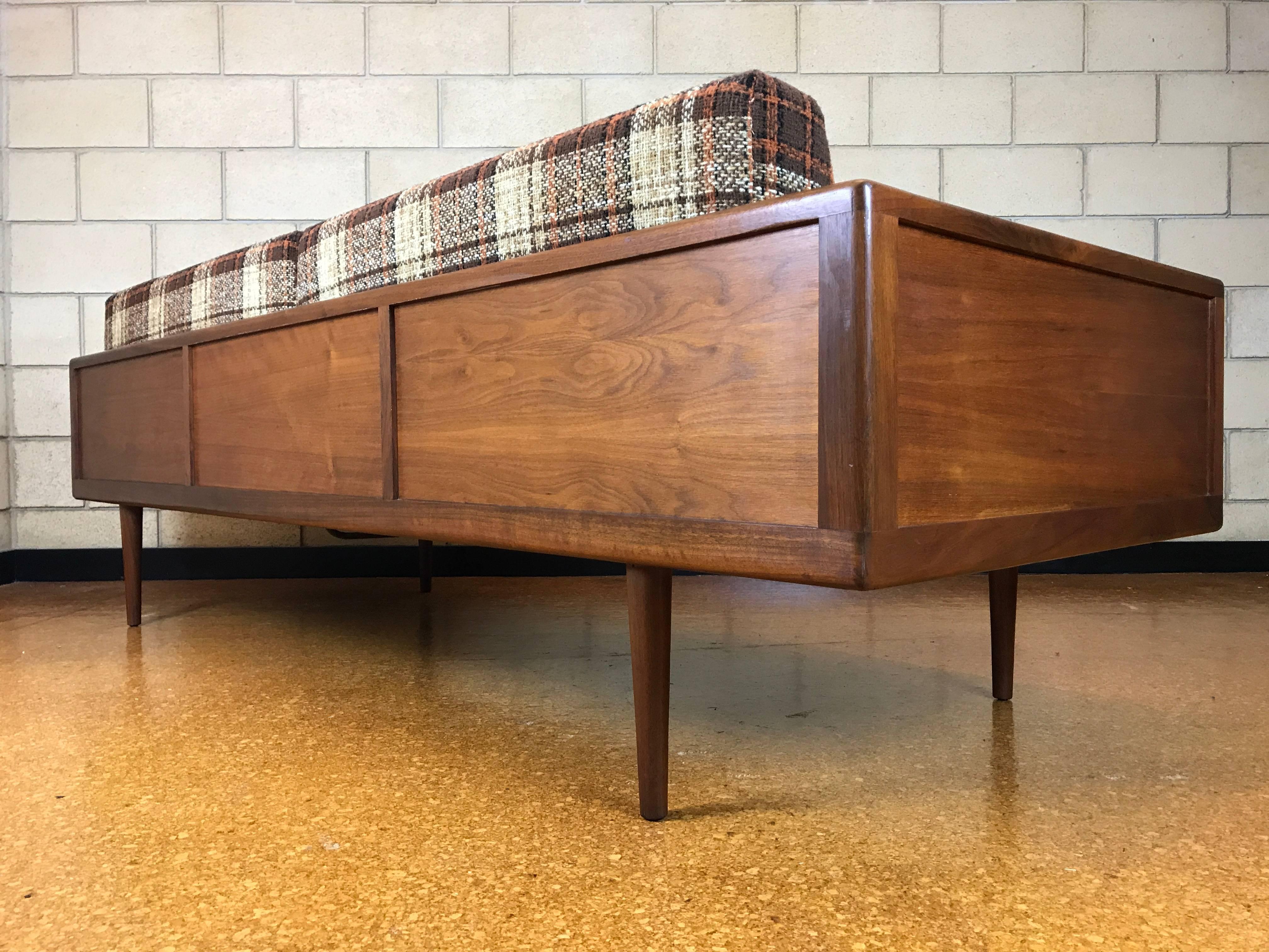 Mid-Century Modern Mel Smilow Minimalist Sofa for Smilow-Thielle Furniture In Good Condition In Southampton, NJ