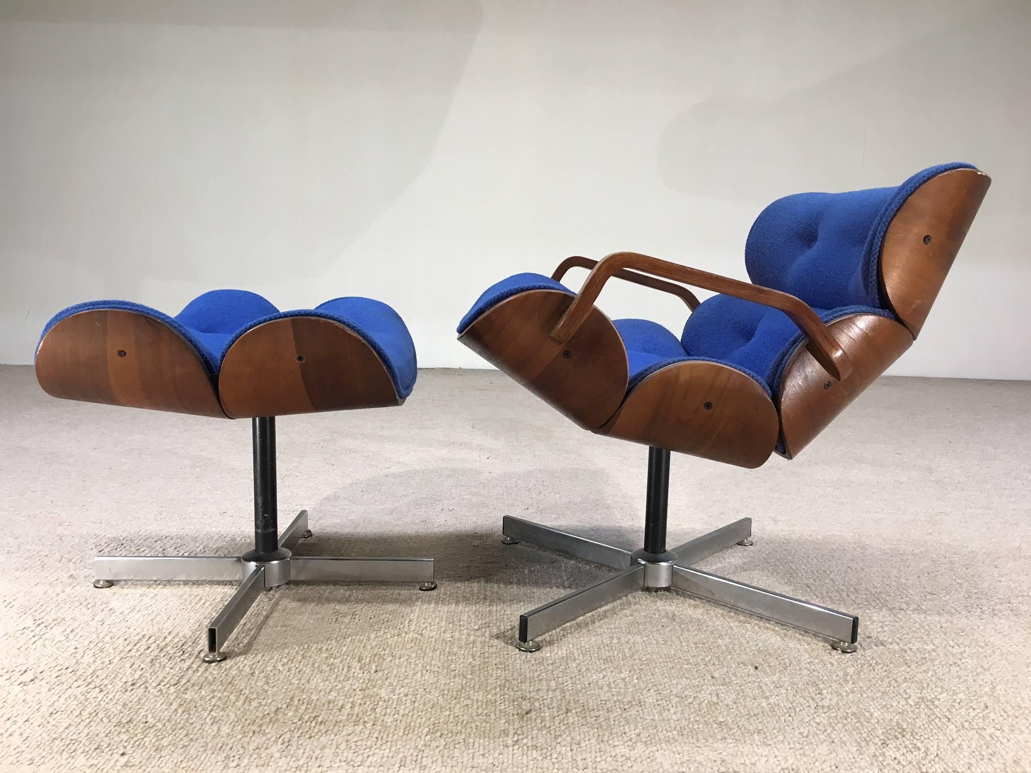 An exceptional design by George Mulhauser having a bent walnut frame and arms, original blue tweed upholstery (Cushions soft) and pivoting steel chair frame. 
Chair dimensions: 25