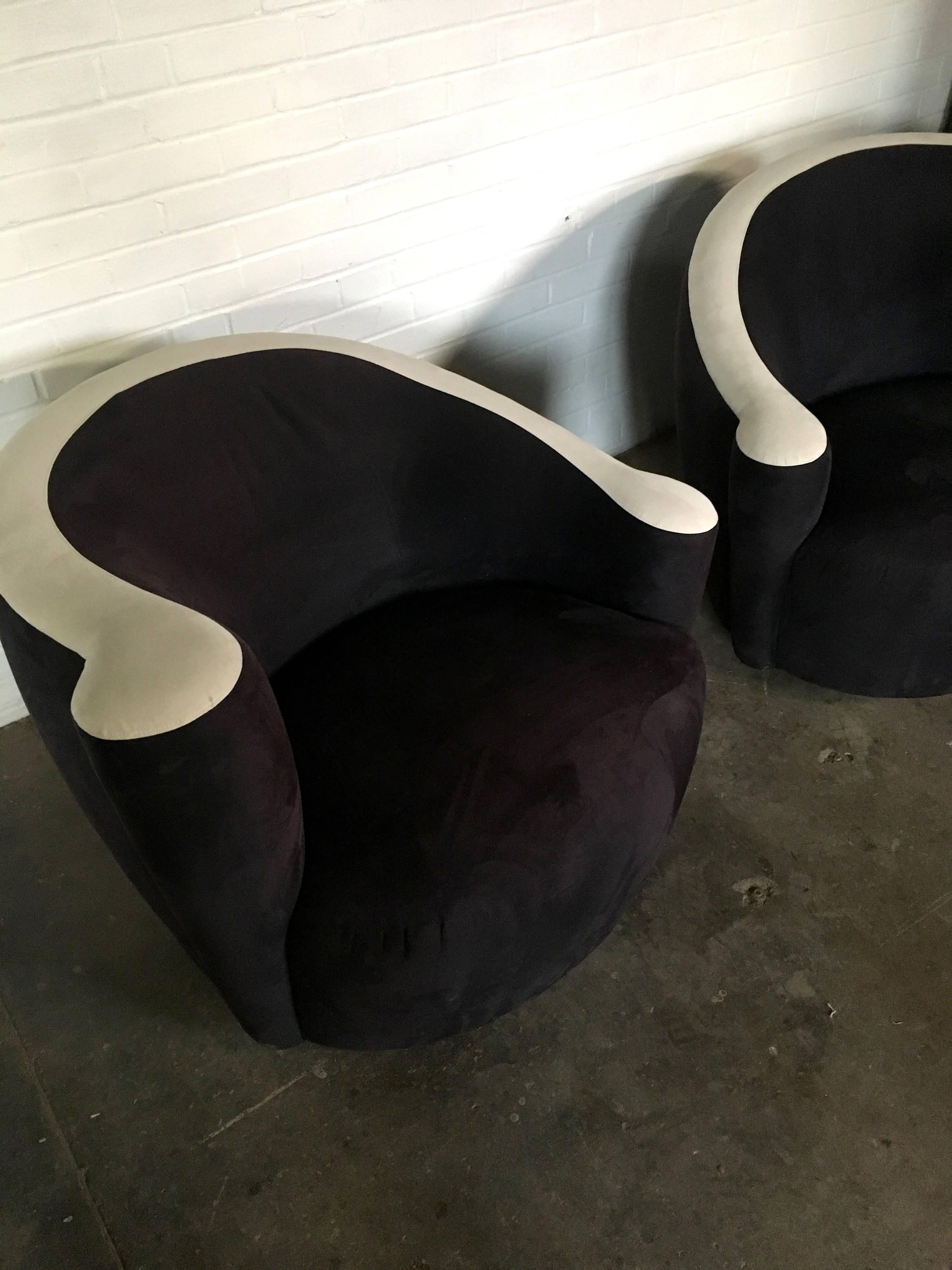 Absolutely clean and incredible beautiful swivel chairs in excellent condition.
These chairs swivel to the left and to the right and always come back to position.
Fabric is black and ivory and in flawless condition.
These chairs are super