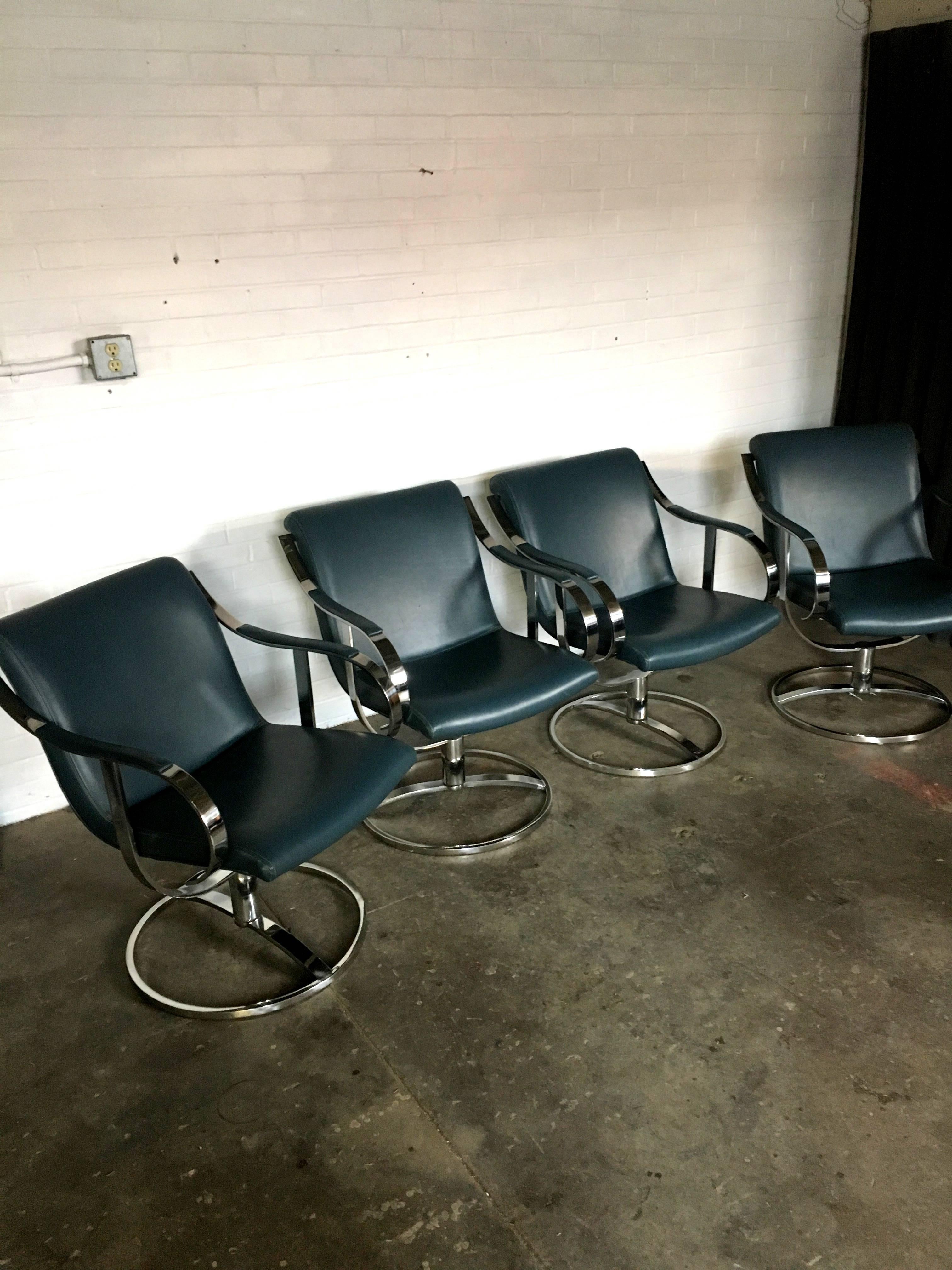 Fantastic grouping of four, incredible chairs by designer Gardner Leaver of Steelcase.
When you find one, it's great. Two, you're lucky. But finding four is almost impossible! And in this condition, almost never!
Chairs are in fantastic condition