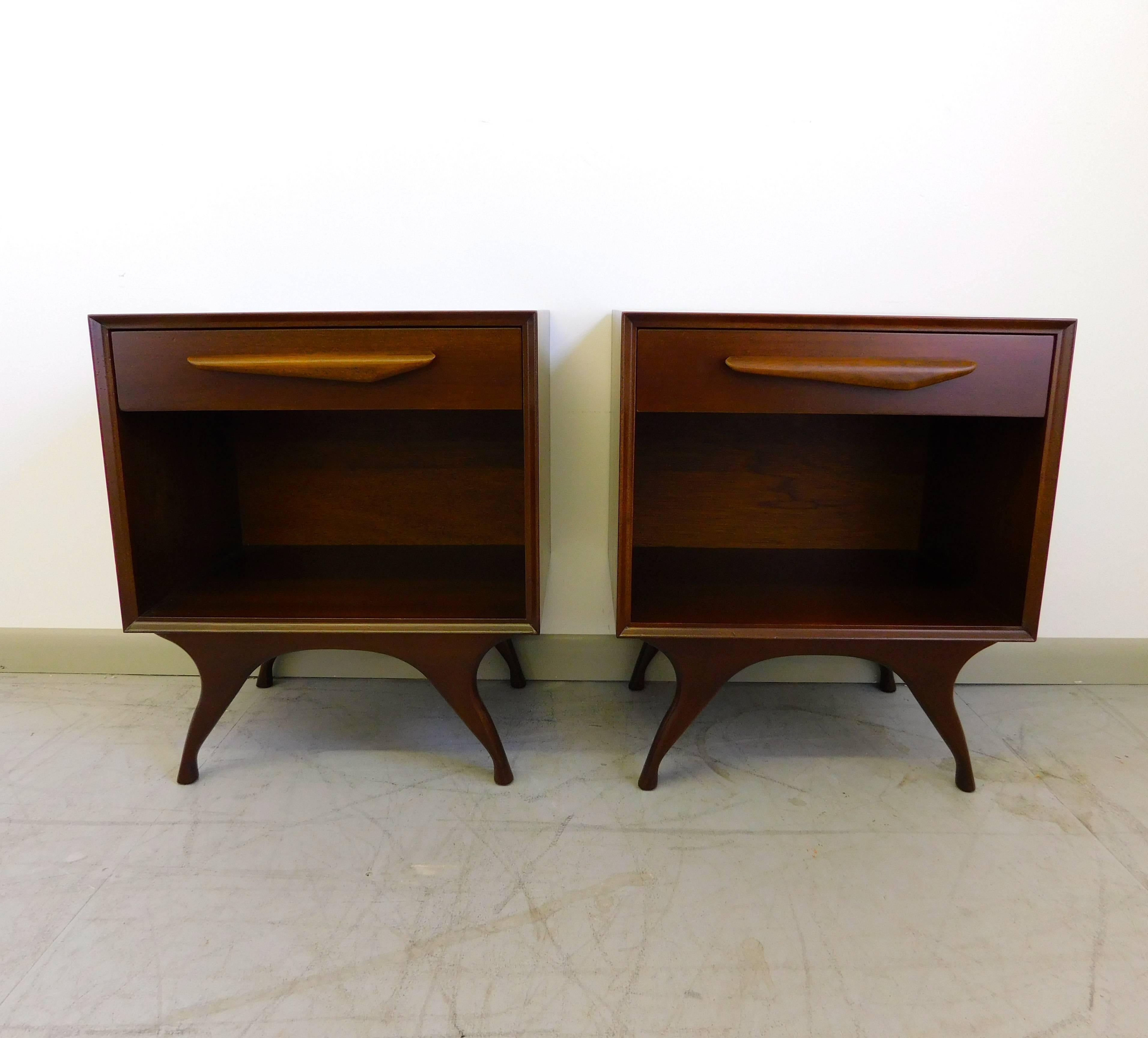 Gorgeous pair of sculptural American walnut nightstands attributed to Albert Parvin, circa 1950s. Newly restored.