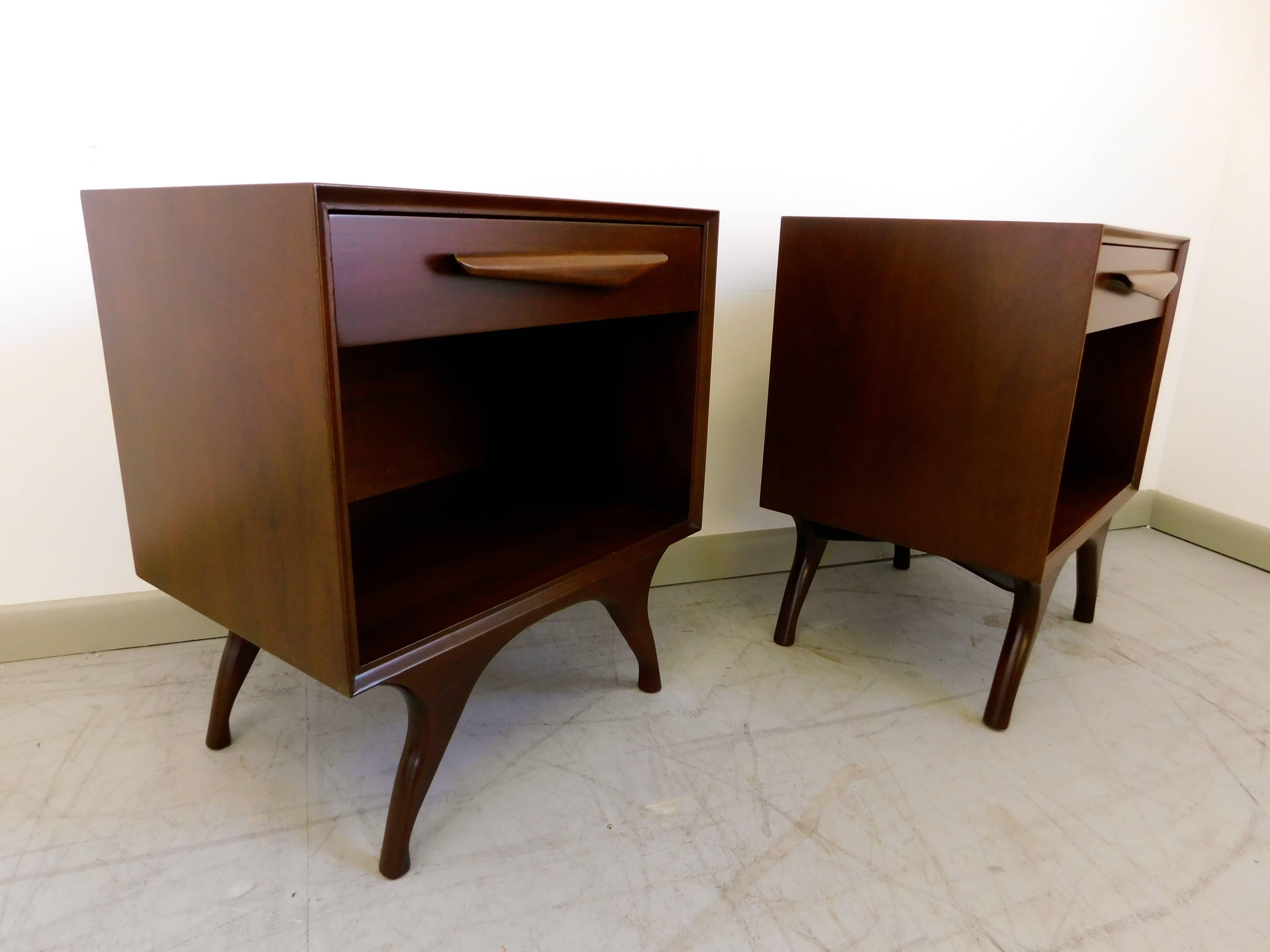 Pair of Sculptural Midcentury American Walnut Nightstands In Good Condition In Southampton, NJ