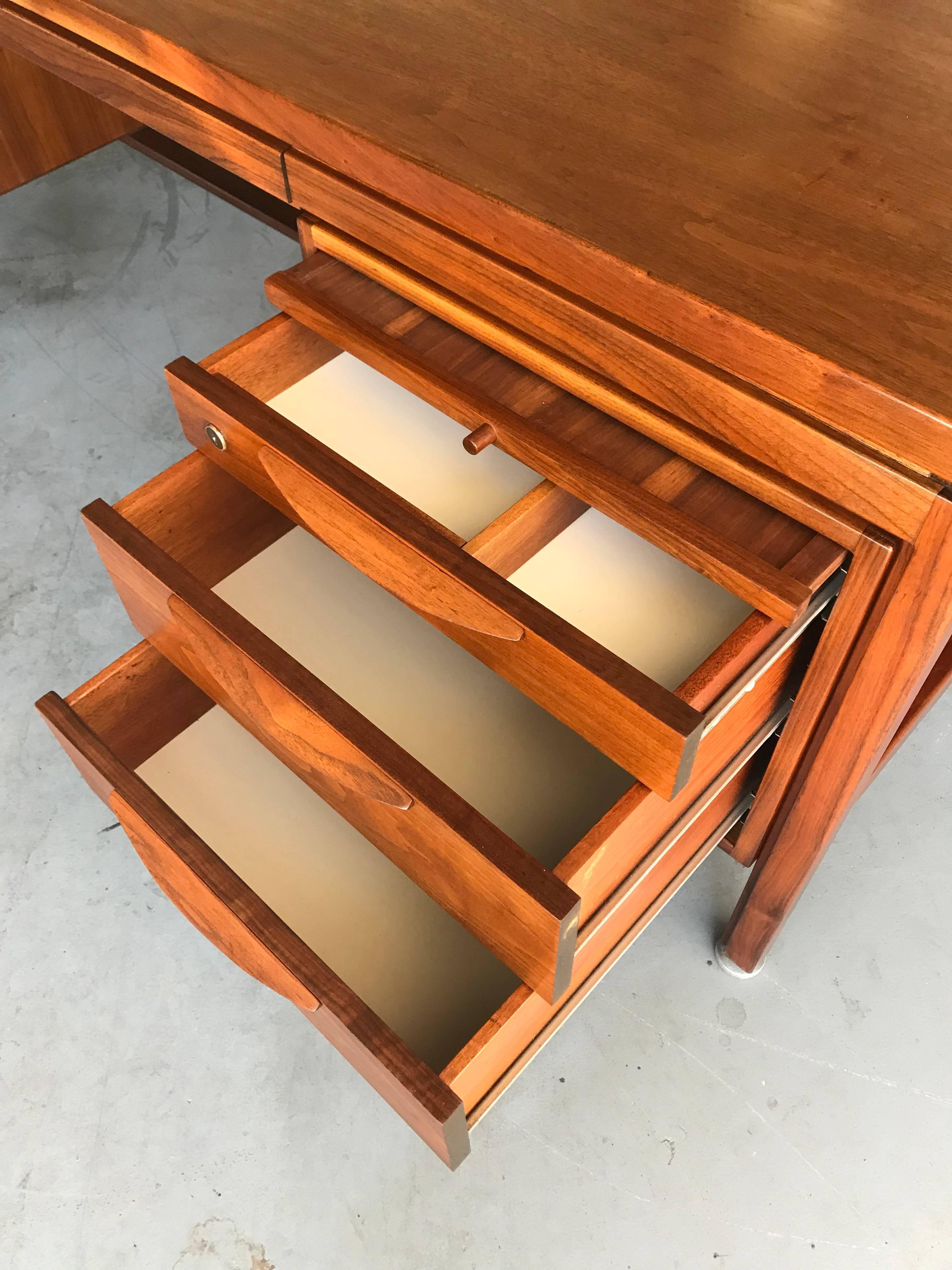 Massive Jens Risom Mid-Century Modern Executive Desk in Walnut, Refinished In Good Condition In Southampton, NJ