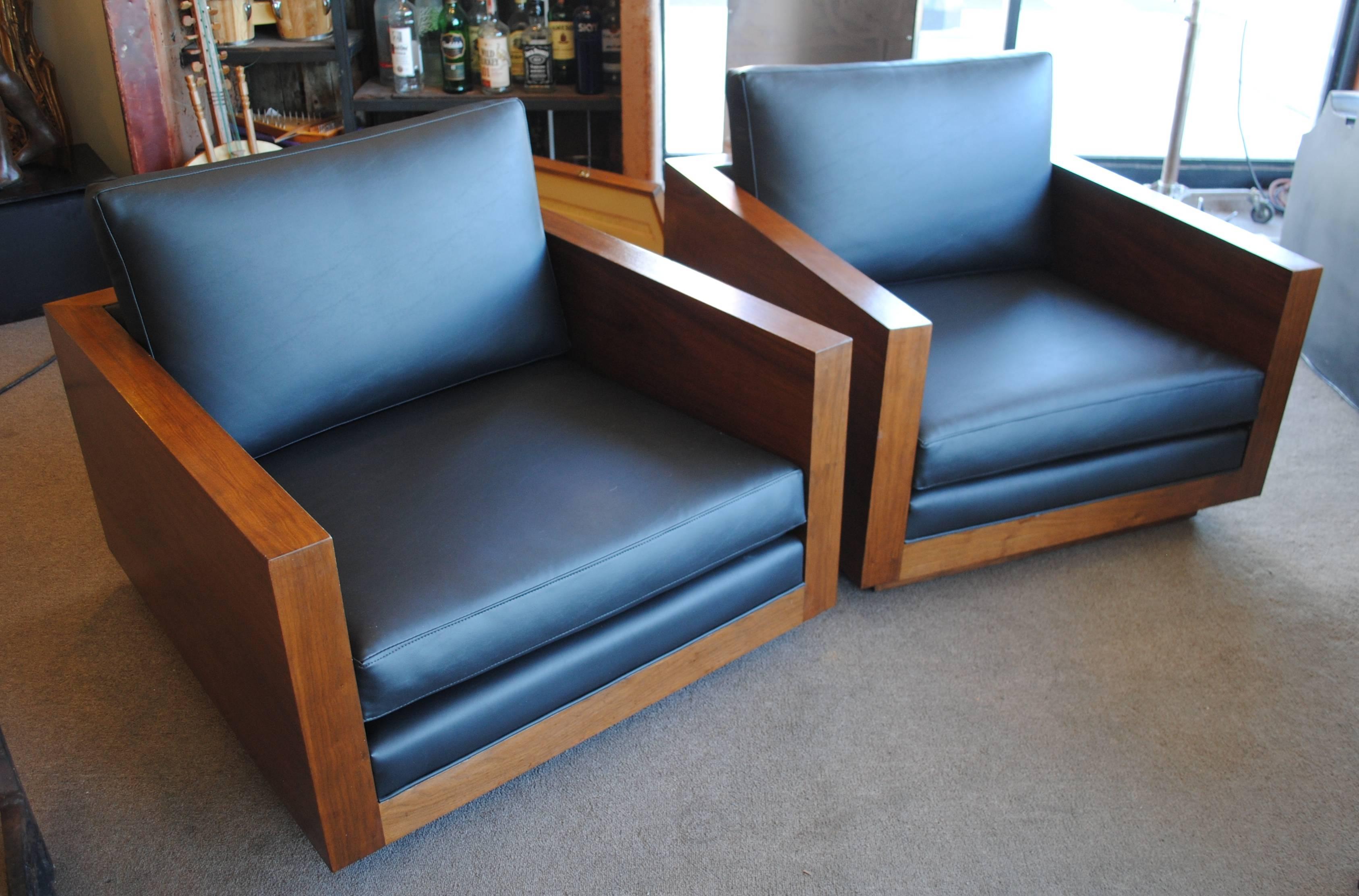 Mid-Century Modern Pair of Walnut Cube Chairs in the Style of Milo Baughman For Sale