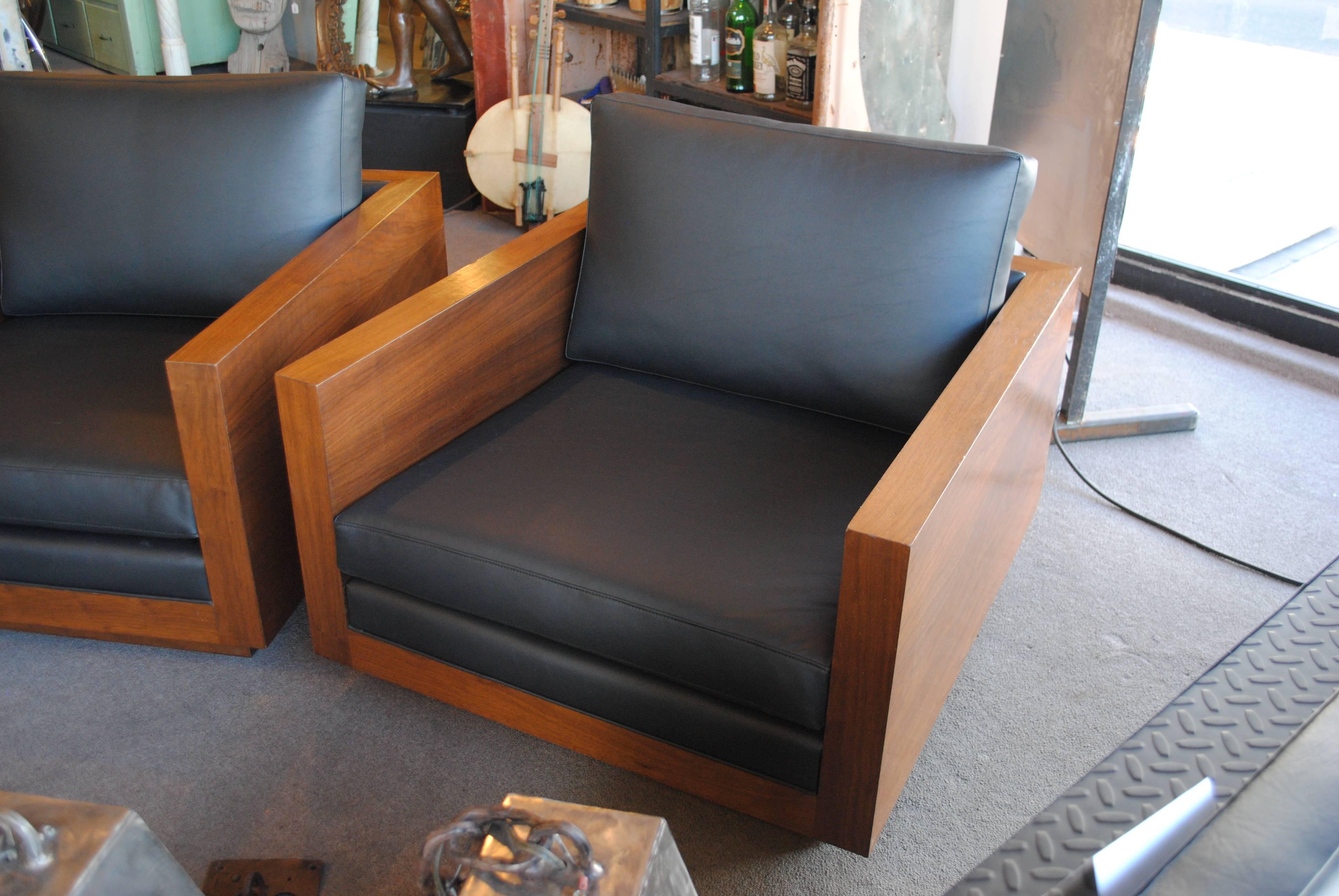 Veneer Pair of Walnut Cube Chairs in the Style of Milo Baughman For Sale