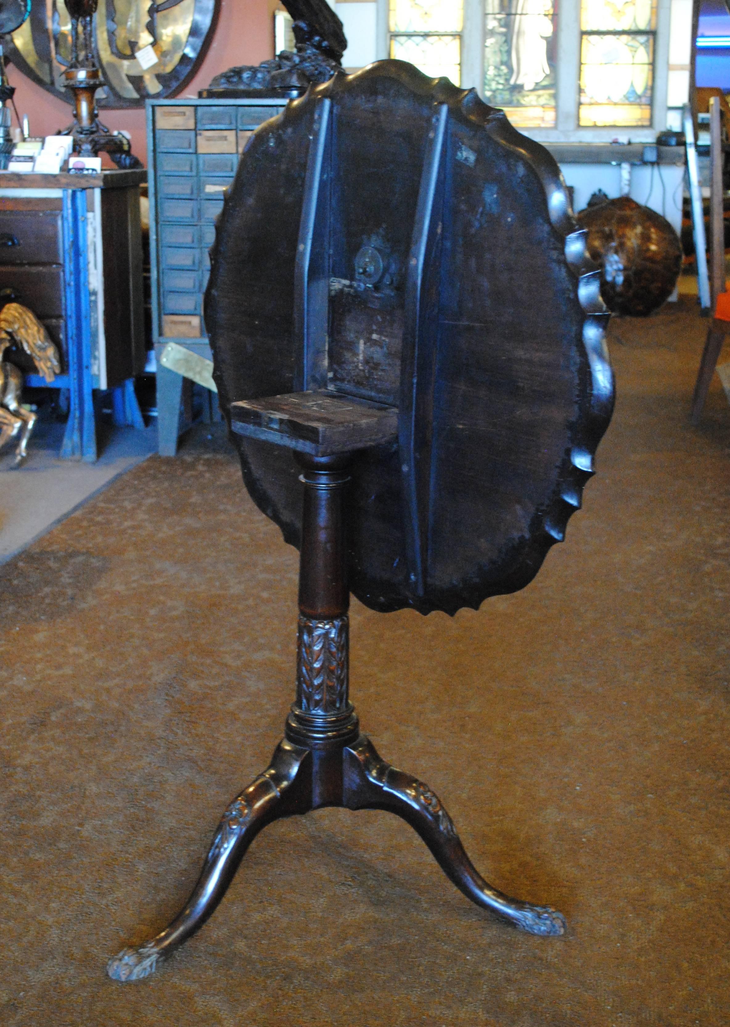 Chippendale Style Mahogany Tilt-Top Pie Crust Table For Sale 1