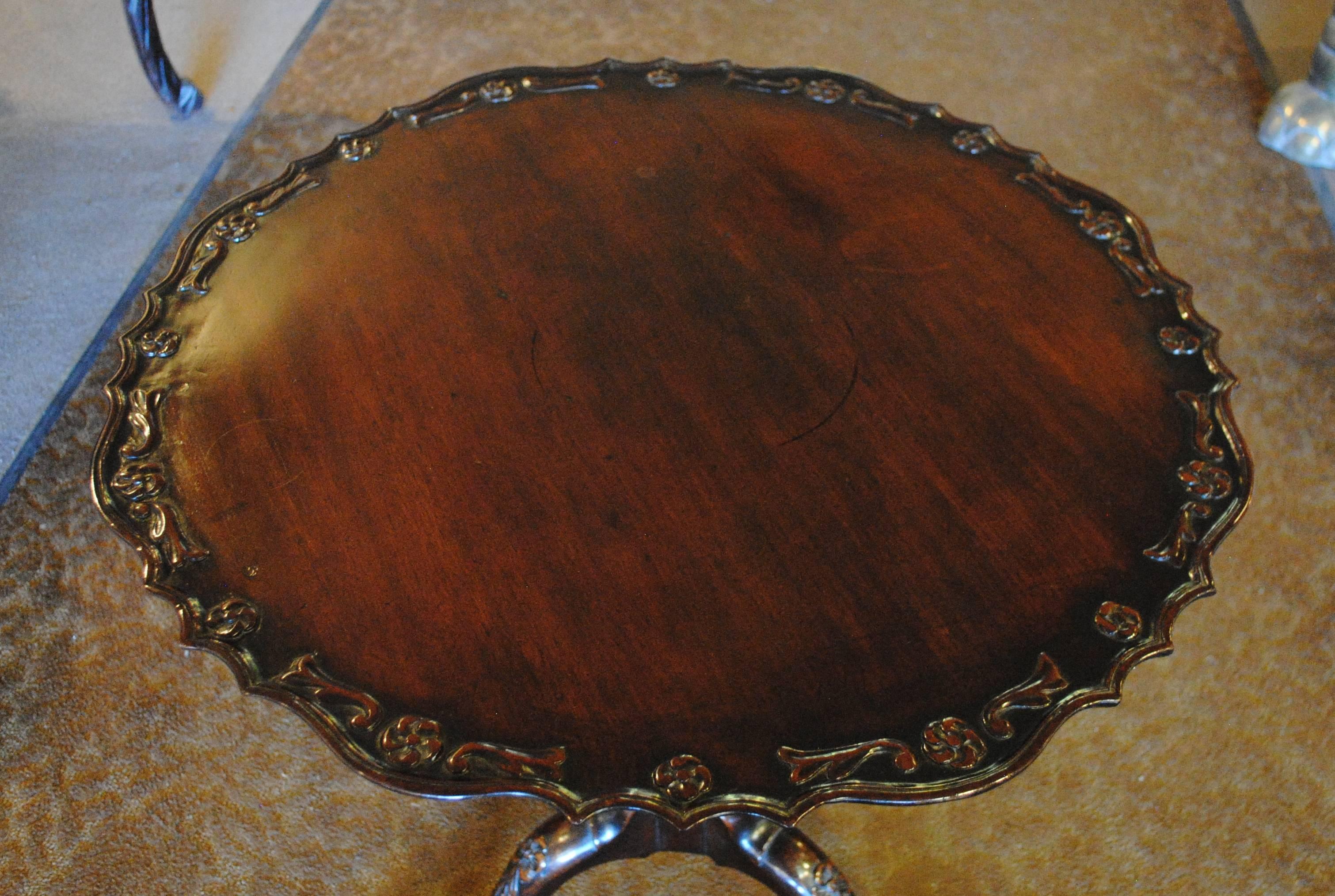 English Chippendale Style Mahogany Tilt-Top Pie Crust Table For Sale