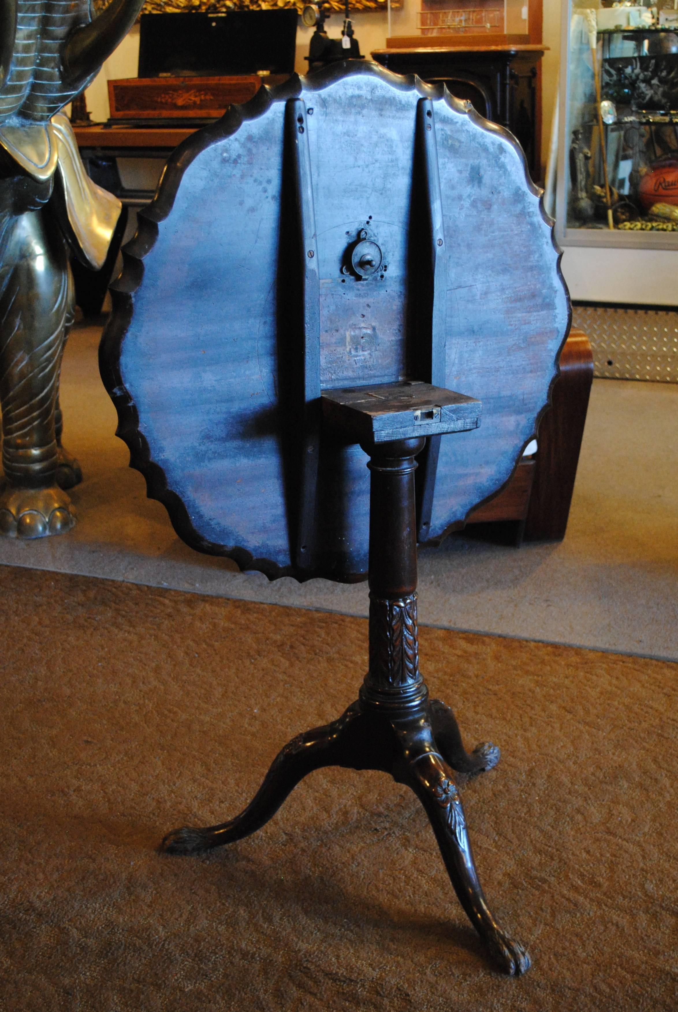 19th Century Chippendale Style Mahogany Tilt-Top Pie Crust Table For Sale