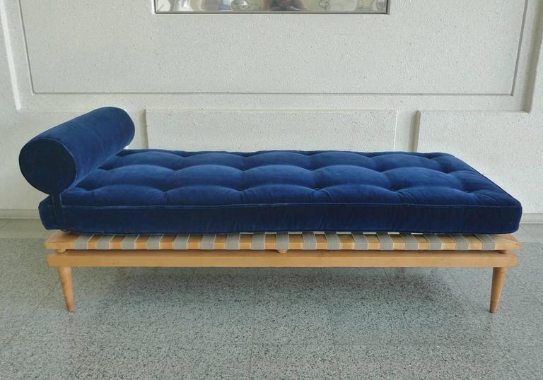 Midcentury Navy Blue Velvet Daybed In The Style Of T H Robsjohn Gibbings At 1stdibs Color vienna blue and black. midcentury navy blue velvet daybed in the style of t h robsjohn gibbings