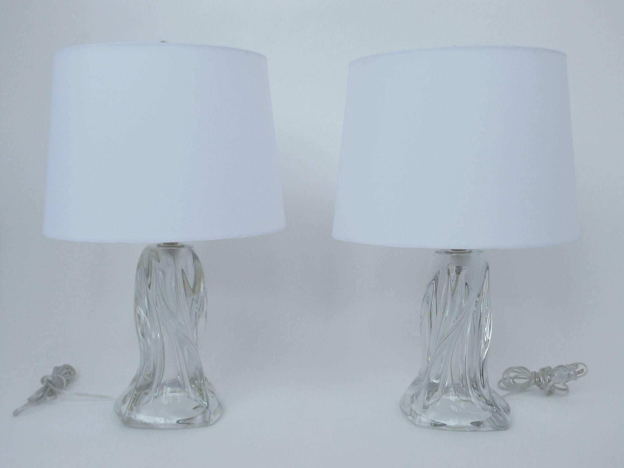 These table lamps are transparent, handblown Murano glass. They're beautifully made with a dynamic spiralling shape. The lamps are newly rewired with new chrome hardware and paired with new white silk shades from tailor made. 

Measures: 20.75 in.