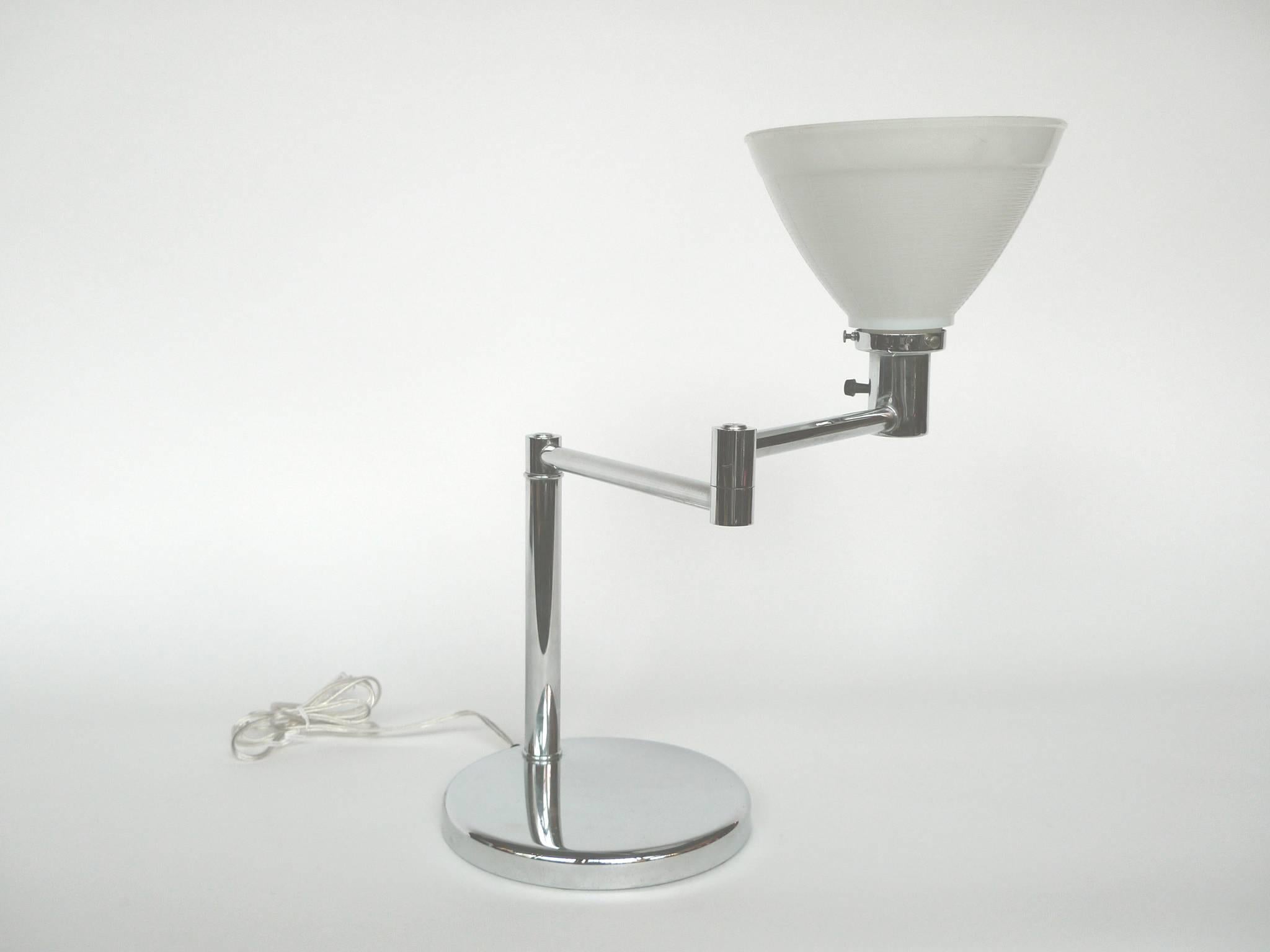 Mid-Century Modern Lampe de bureau à bras pivotant en chrome du milieu du siècle par Walter Von Nessen