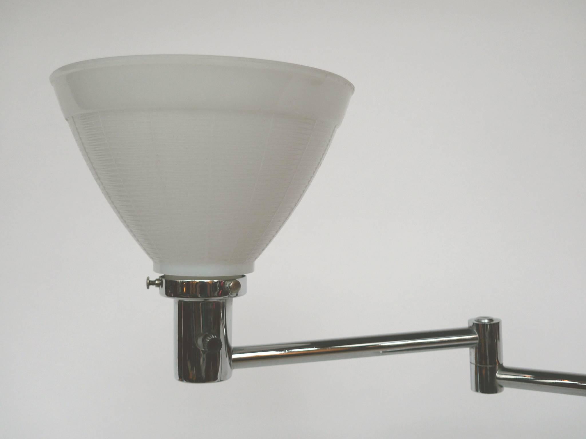 20ième siècle Lampe de bureau à bras pivotant en chrome du milieu du siècle par Walter Von Nessen