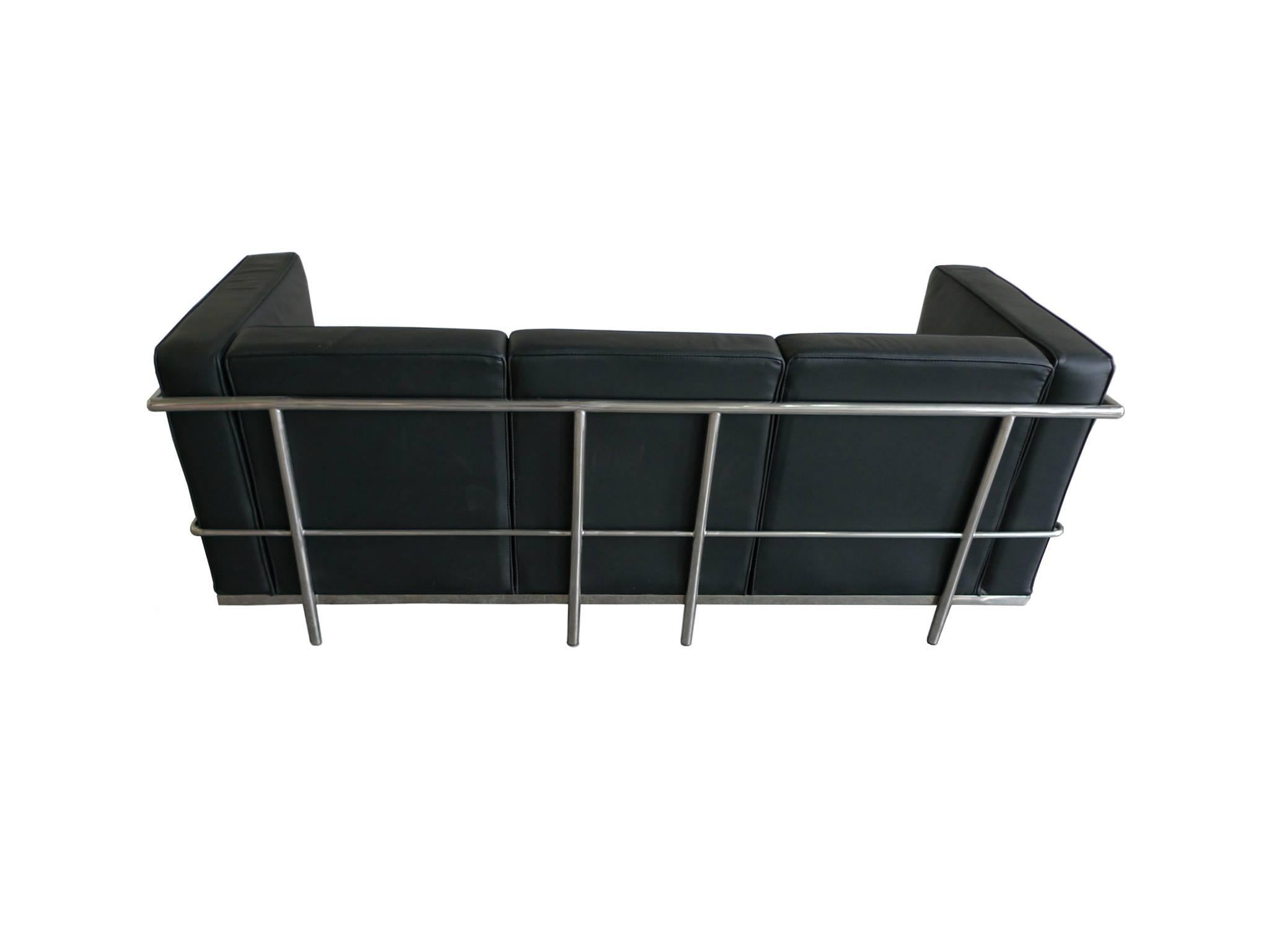 Black Leather Sofa in the Style of Le Corbusier In Good Condition In New York, NY