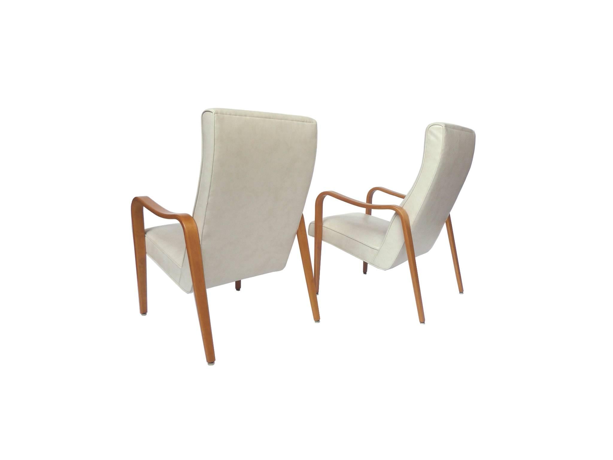 Pair of Thonet Midcentury Bentwood White Marine Vinyl Lounge Chairs In Good Condition In New York, NY