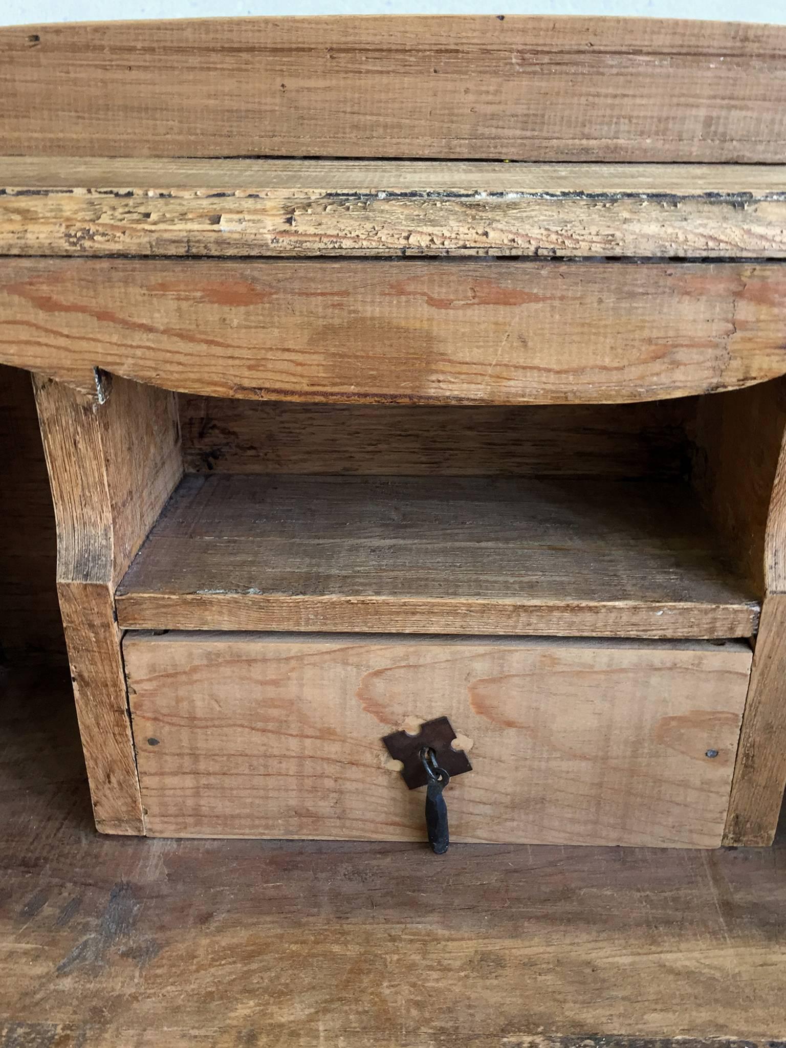 20th Century French Country Pine Desk In Good Condition In New York, NY
