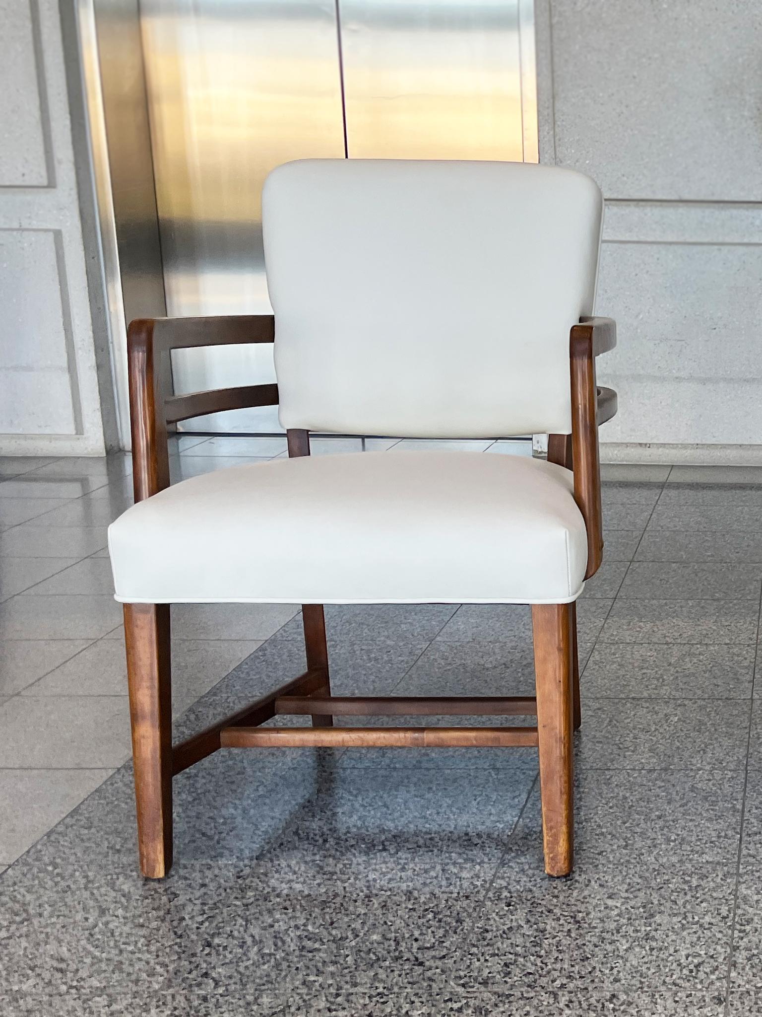 Paire de fauteuils en hêtre Art Déco anglais des années 1930 en cuir blanc huître Bon état - En vente à New York, NY