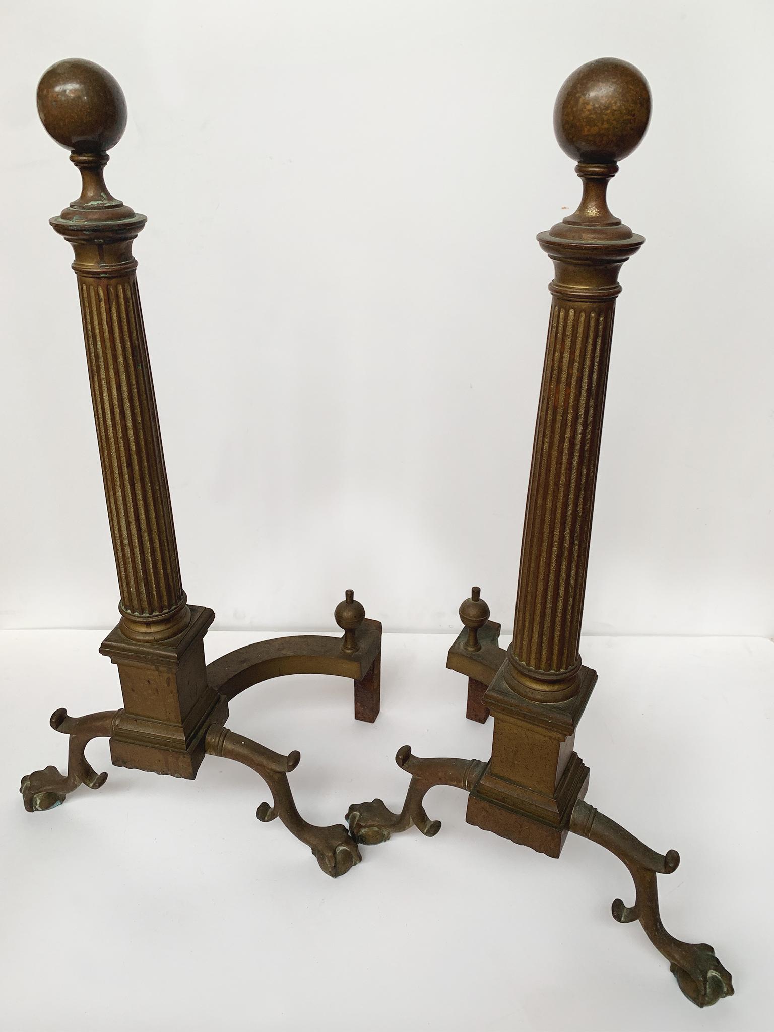 Realizzati in Francia alla fine del XIX secolo, questi alti candelabri in ottone hanno la sommità con finial a sfera e le protezioni a colonna scanalate che culminano in piedi artigliati. L'ottone è invecchiato magnificamente.

Dimensioni:
Larghezza